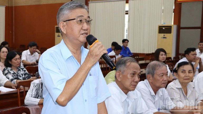 Cử tri Nguyễn Trung Thu nêu ý kiến tại buổi tiếp xúc với đại biểu Quốc hội.