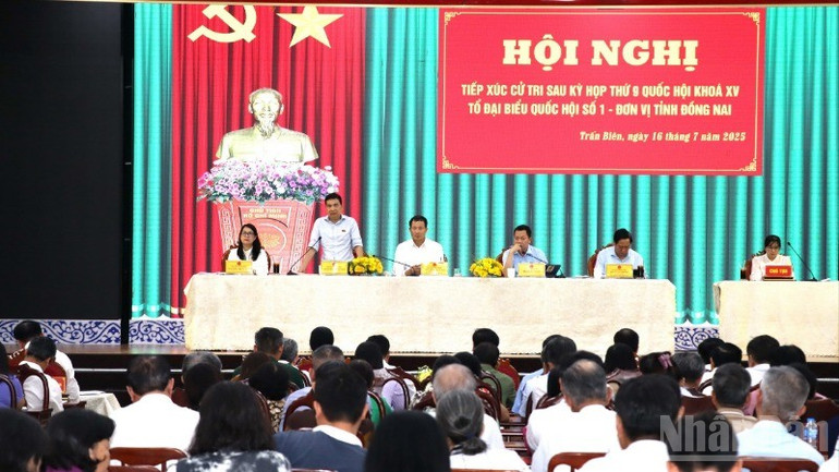 Đại biểu Quốc hội, Trung tướng Nguyễn Sỹ Quang, Cục trưởng Cục An ninh Kinh tế - Bộ Công an trả lời ý kiến cử tri tại buổi tiếp xúc.