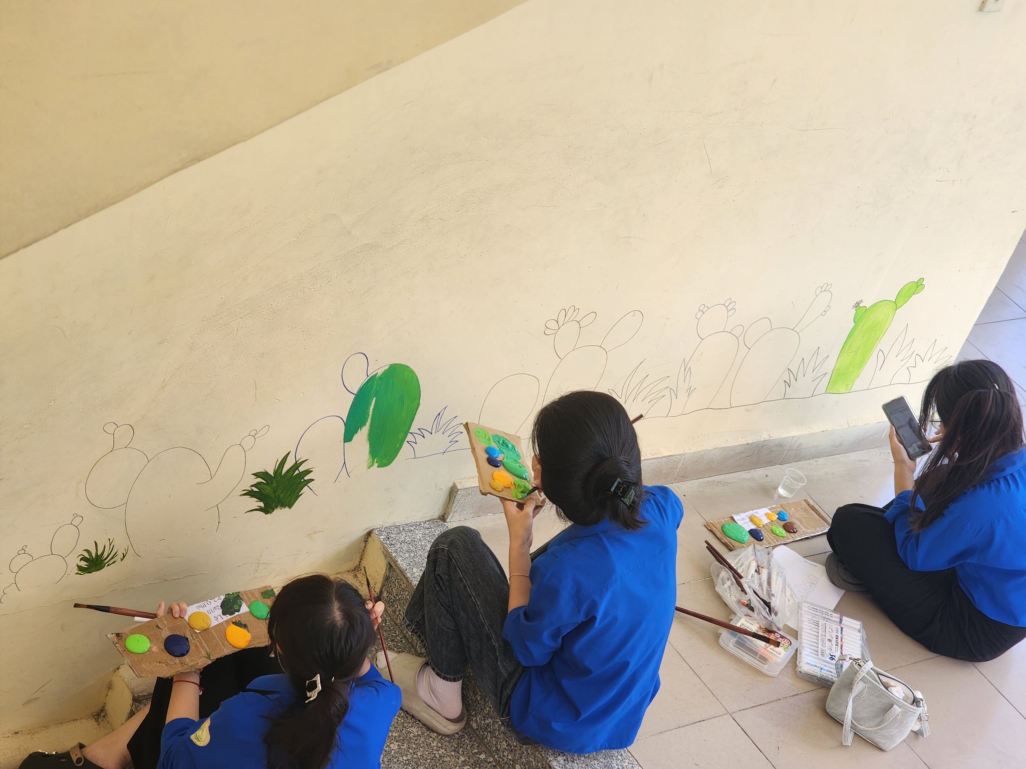 Đoàn viên thanh niên tham gia vẽ tranh tường tại Trường trung học cơ sở Trần Hưng Đạo (phường Trấn Biên)