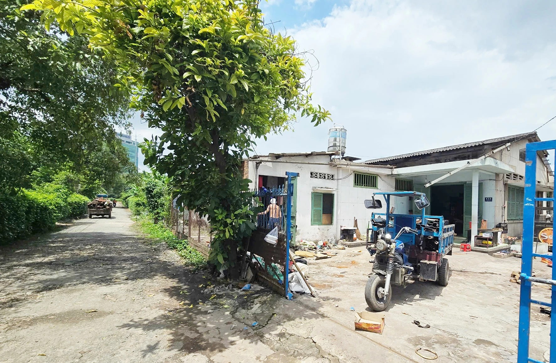 Một trong những hộ dân đồng thuận bàn giao mặt bằng tại Khu công nghiệp Biên Hòa 1, đồng thời di dời tài sản, tháo dỡ công trình trong ngày 15-7