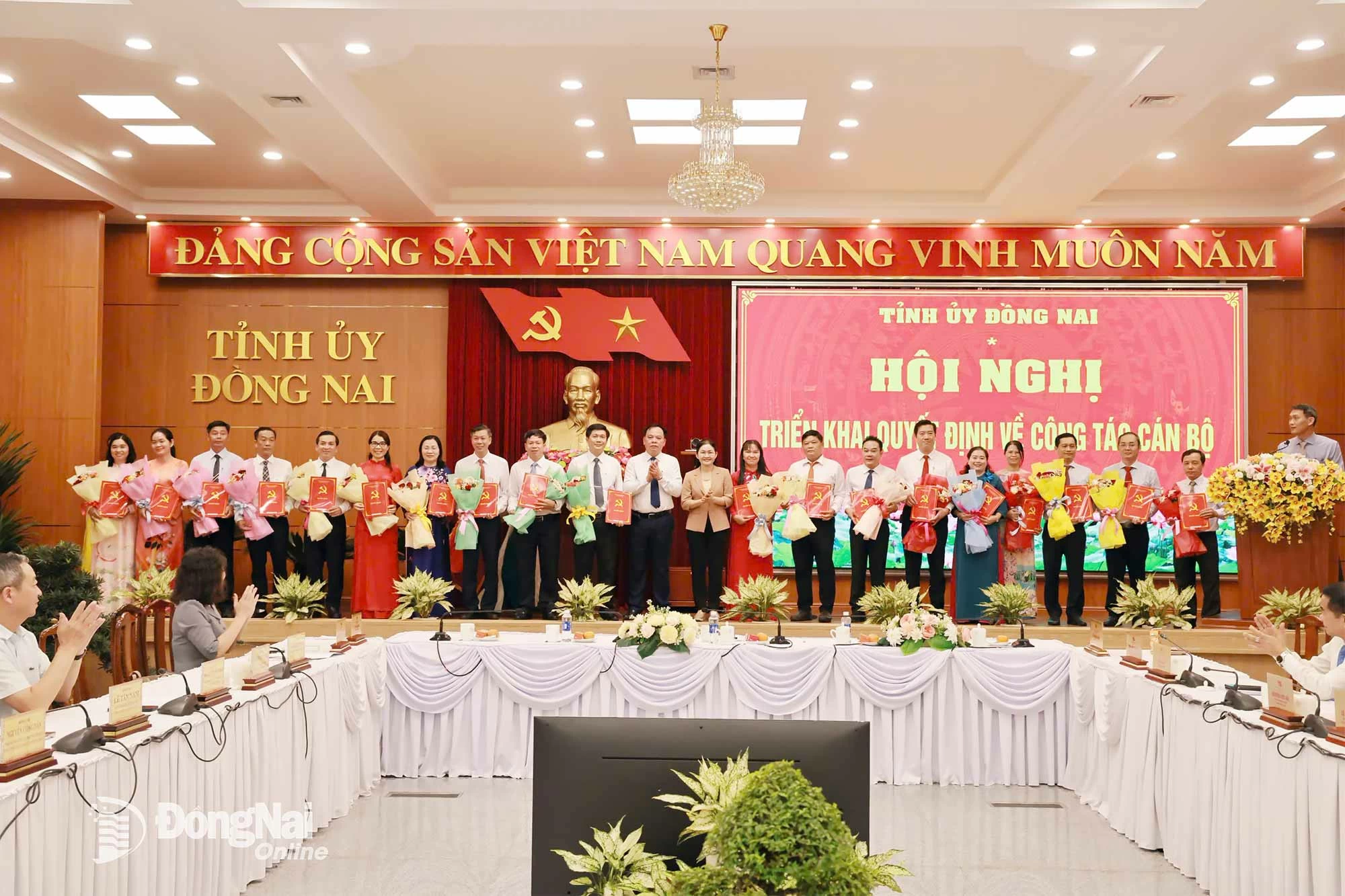 Lãnh đạo tỉnh trao quyết định và tặng hoa chúc mừng các cán bộ nhận quyết định điều động, bổ nhiệm tại buổi lễ. Ảnh: Huy Anh