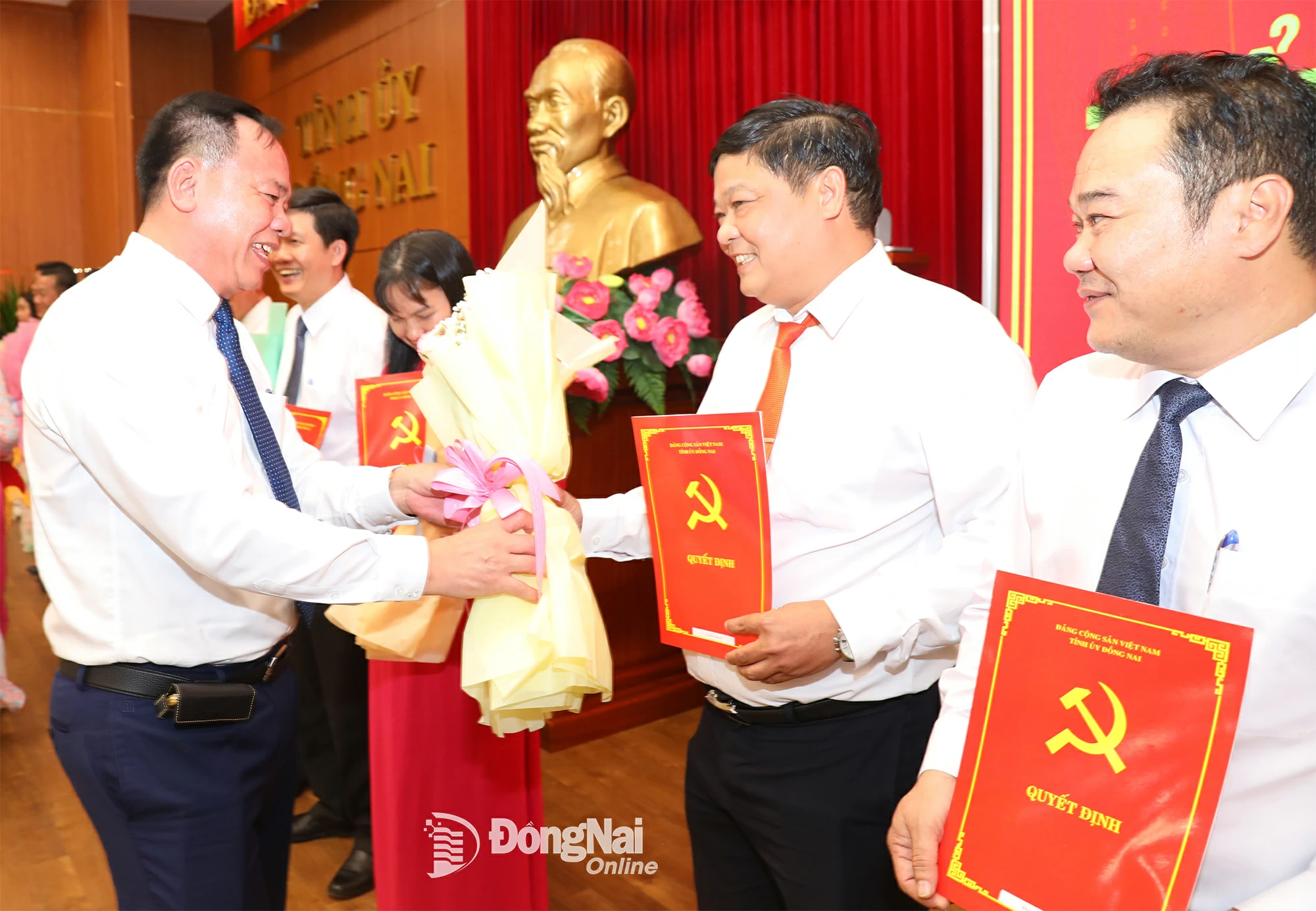 Đồng chí Võ Tấn Đức, Phó Bí thư Tỉnh ủy, Chủ tịch UBND tỉnh tặng hoa chúc mừng các cán bộ được điều động, bổ nhiệm tại buổi lễ. Ảnh: Huy Anh