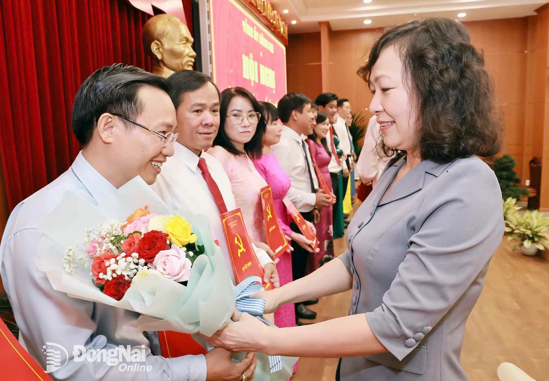 Đồng chí Huỳnh Thị Hằng, Phó Bí thư Tỉnh ủy, Chủ tịch Ủy ban MTTQ Việt Nam tỉnh tặng hoa chúc mừng các cán bộ được điều động, bổ nhiệm. Ảnh: Công Nghĩa