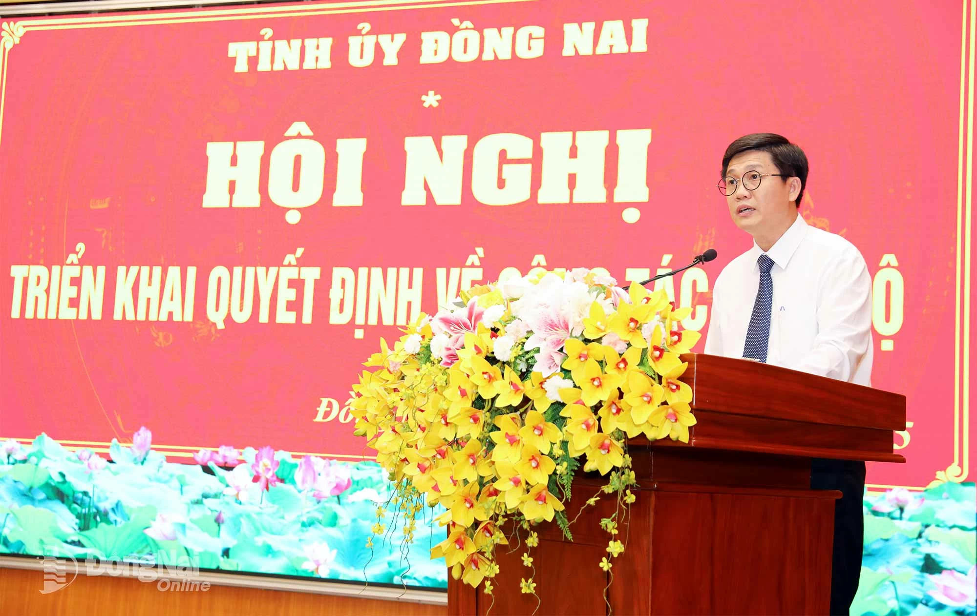 Phó Giám đốc Sở Dân tộc và Tôn giáo Trần Đức Hòa được giao giữ chức vụ Chủ tịch UBND xã Bình Minh, nhiệm kỳ 2021-2026, thay mặt các cán bộ được điều động, bổ nhiệm phát biểu nhận nhiệm vụ. Ảnh: Huy Anh