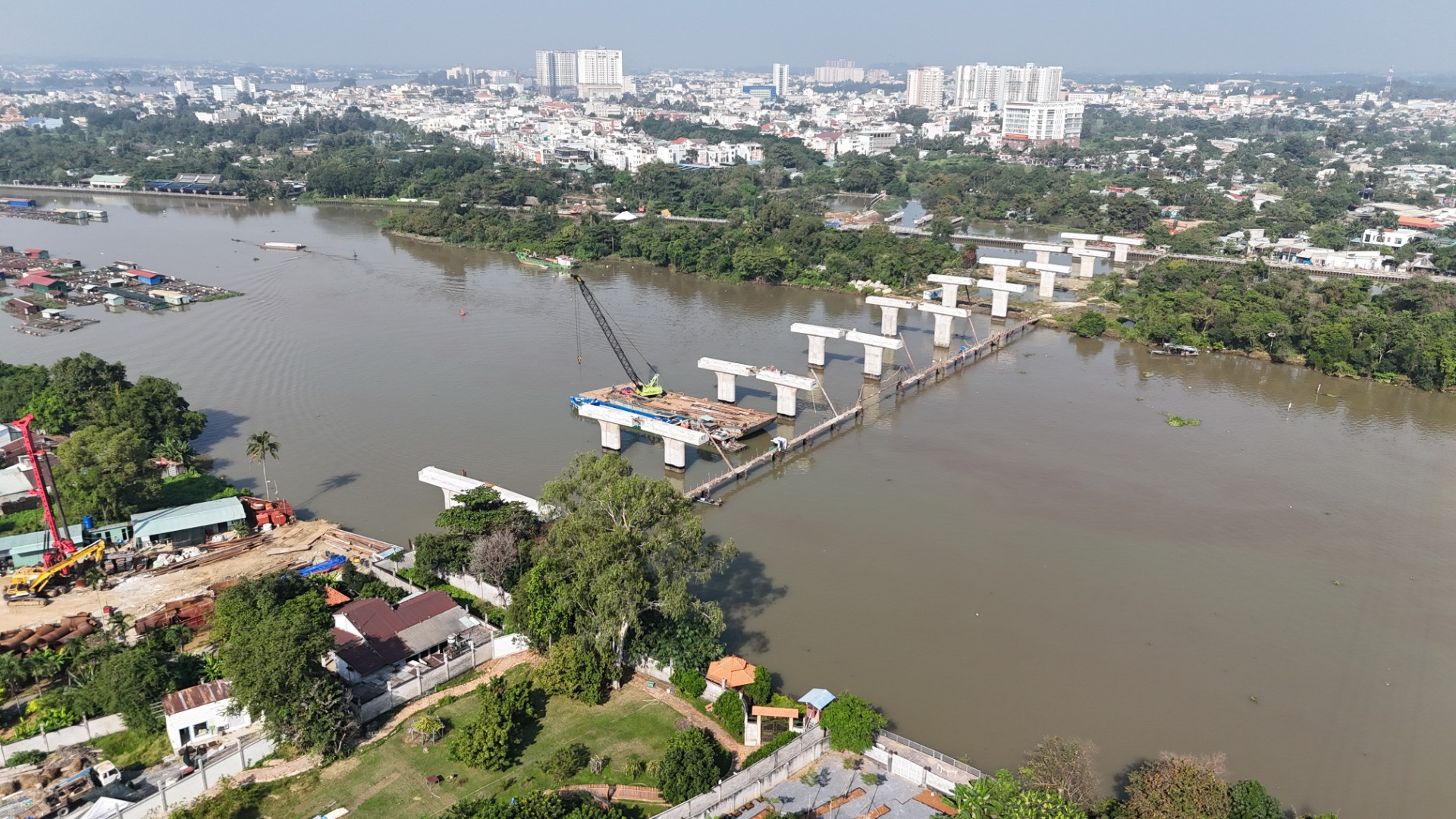 Cầu Thống Nhất bắc qua sông Cái (một nhánh của sông Đồng Nai)