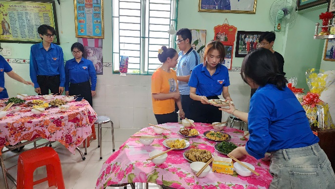 Điểm nhấn của chương trình là hoạt động nấu bữa ăn thân mật và trao tặng những phần quà ý nghĩa chính tay các bạn tự chuẩn bị đến các gia đình.