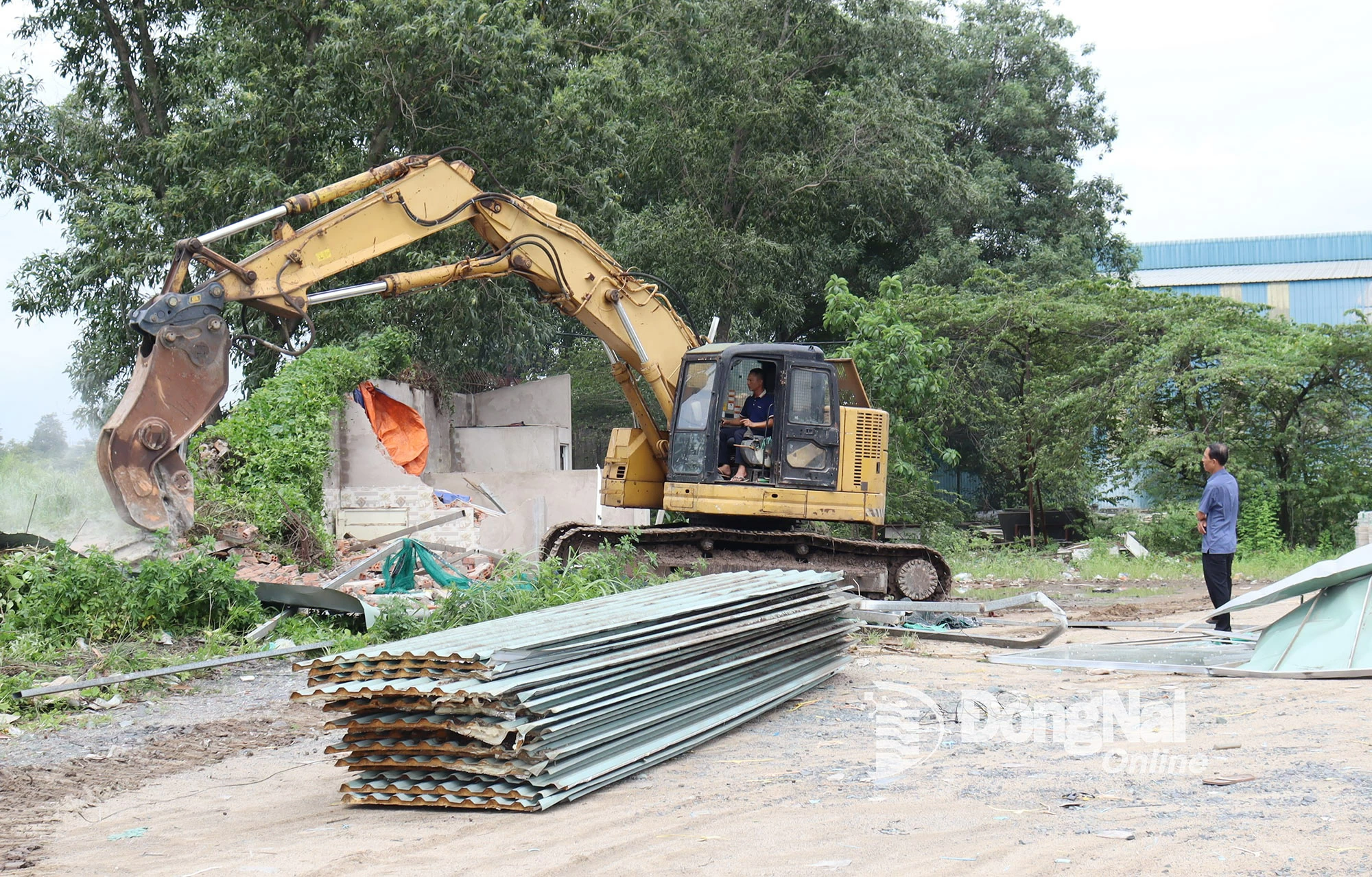 Trung tâm Phát triển quỹ đất tỉnh Đồng Nai tháo dỡ công trình trên đất đã được bàn giao cho Nhà nước.