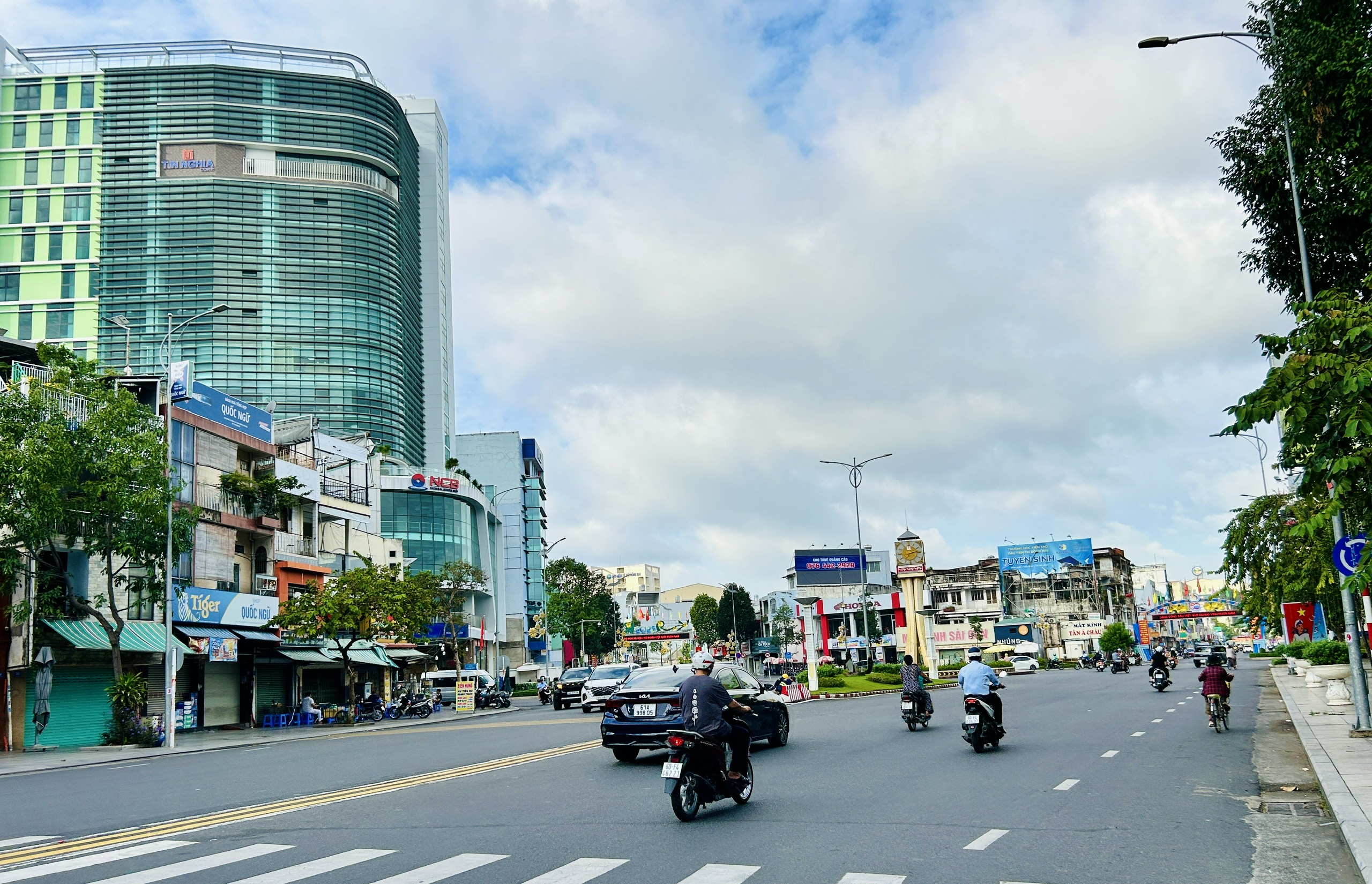 Vòng xoay ngã 5 Biên Hùng thuộc phường Trấn Biên.