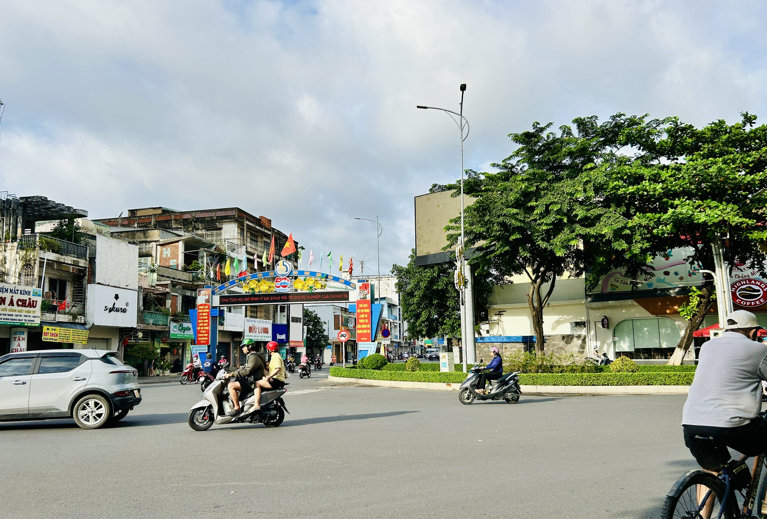 Vòng xoay Biên Hùng thuộc Khu phố 9 và Khu phố 10 phường Trung Dũng (cũ) lần lượt được đổi tên thành Khu phố Sông Phố và Khu phố Khánh Hưng. Ảnh: Nguyễn Trọng Hiếu