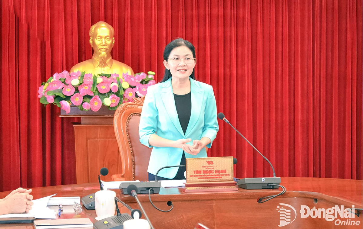 Đồng chí Hồ Văn Nam, Ủy viên Ban Thường vụ Tỉnh ủy, Bí thư Đảng ủy phường Trấn Biên phát biểu tại phiên họp. Ảnh: Phương Hằng