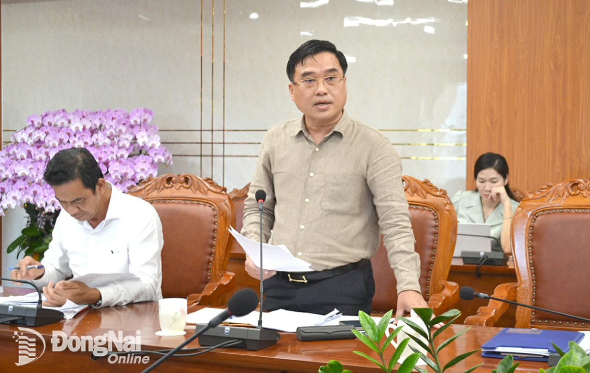 Đồng chí Hồ Văn Nam, Ủy viên Ban Thường vụ Tỉnh ủy, Bí thư Đảng ủy phường Trấn Biên phát biểu tại phiên họp. Ảnh: Phương Hằng