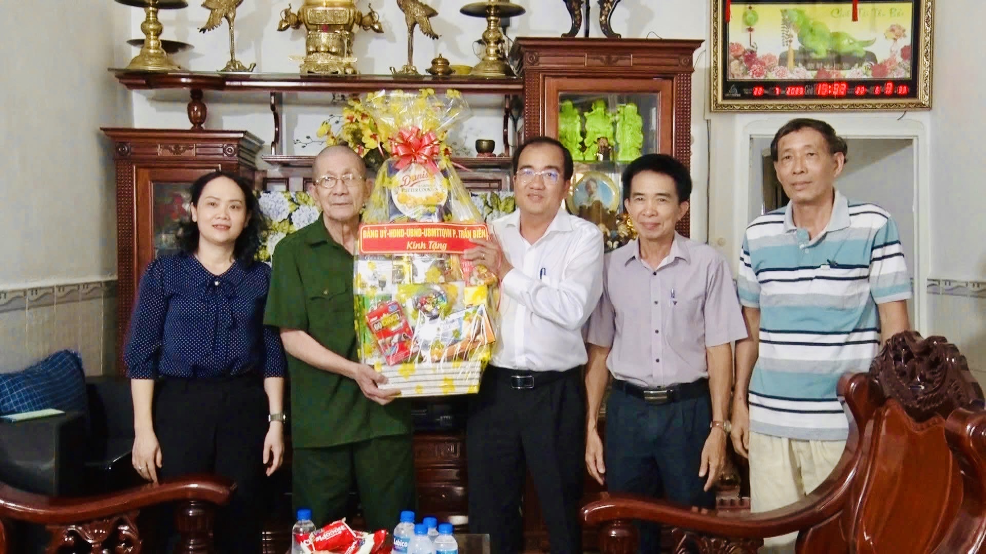 Đồng chí Nguyễn Duy Tân – Phó Bí thư Đảng ủy, Chủ tịch UBND phường làm trưởng đoàn đã đến thăm và tặng quà cho người có Công trên địa bàn phường.