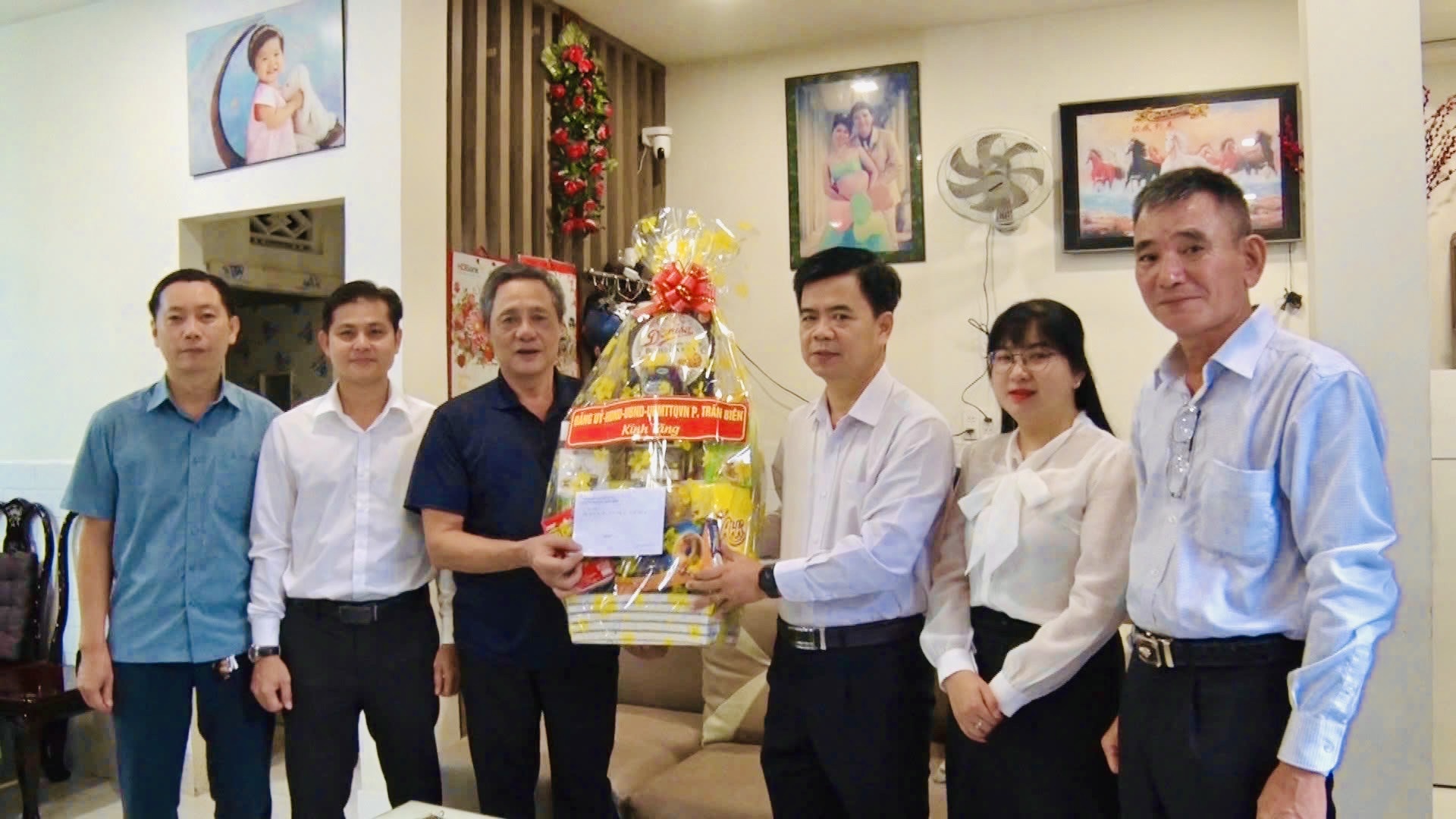 Đoàn do Đồng chí Lâm Tấn Khải - Phó Bí thư Thường trực Đảng ủy phường Trấn Biên làm trưởng đoàn.