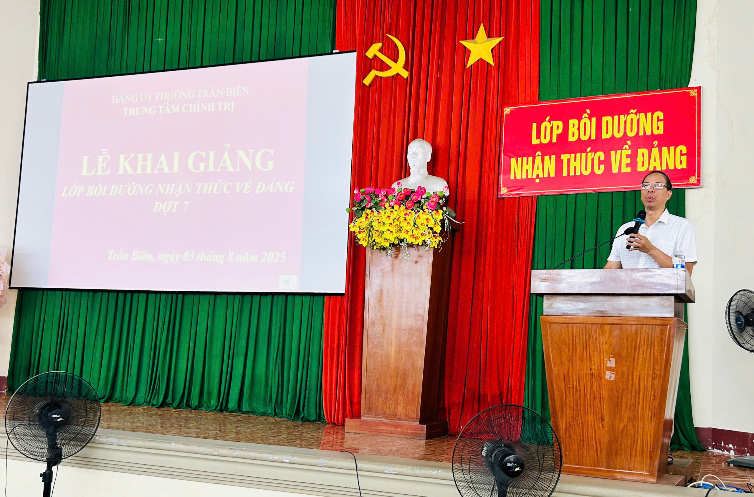 Phó Giám đốc Trung tâm chính trị phường Trấn Biên Nguyễn Văn Hóa phổ biến quy định và nội quy lớp học.