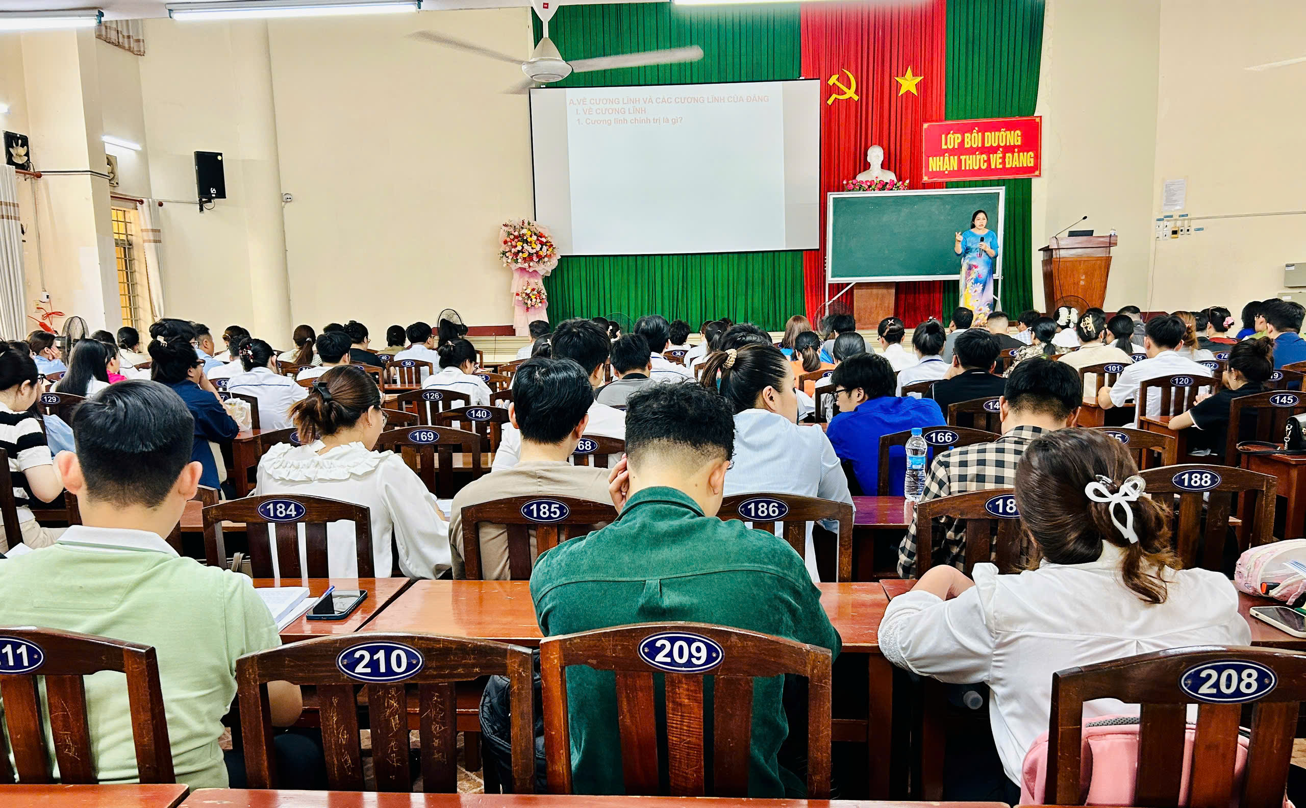 Lớp bồi dưỡng nhận thức về Đảng với sự tham dự của 235 cảm tình Đảng của các Đảng ủy phường Trấn Biên, Biên Hòa, Tam Hiệp, Long Bình, Trảng Dài, Hố Nai, Long Hưng, Phước Tân, Tam Phước.