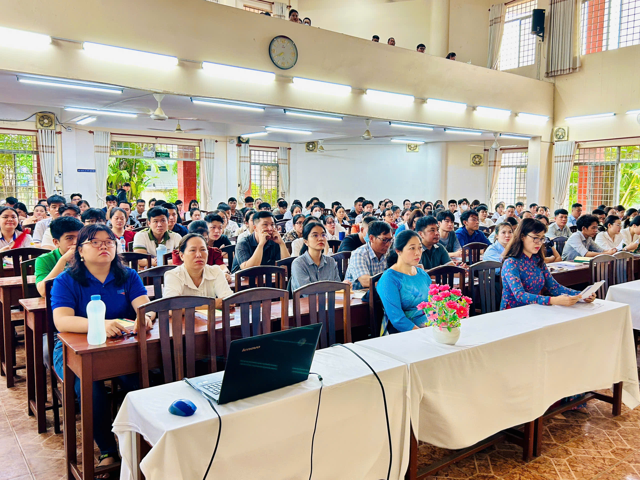 Giám đốc Trung tâm chính trị phường Trấn Biên Phạm Thị Nguyệt Thu tham dự tại lê khai giảng.