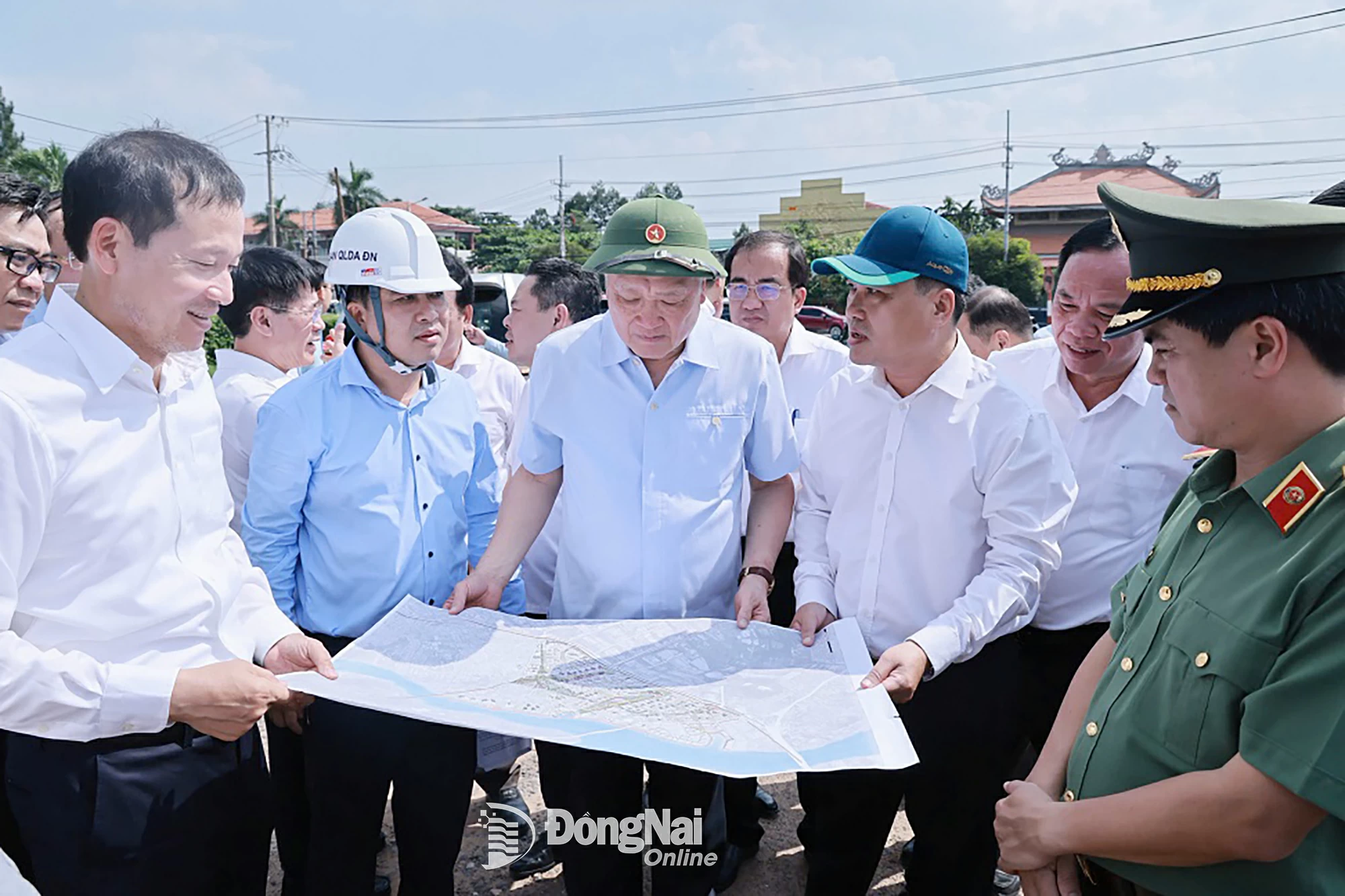 Lãnh đạo tỉnh Đồng Nai báo cáo tình hình triển khai thực hiện Đề án Chuyển đổi Khu công nghiệp Biên Hòa 1 thành Khu đô thị - thương mại - dịch vụ và cải thiện môi trường với Ủy viên Bộ Chính trị, Phó Thủ tướng Thường trực Chính phủ Nguyễn Hòa Bình và đoàn