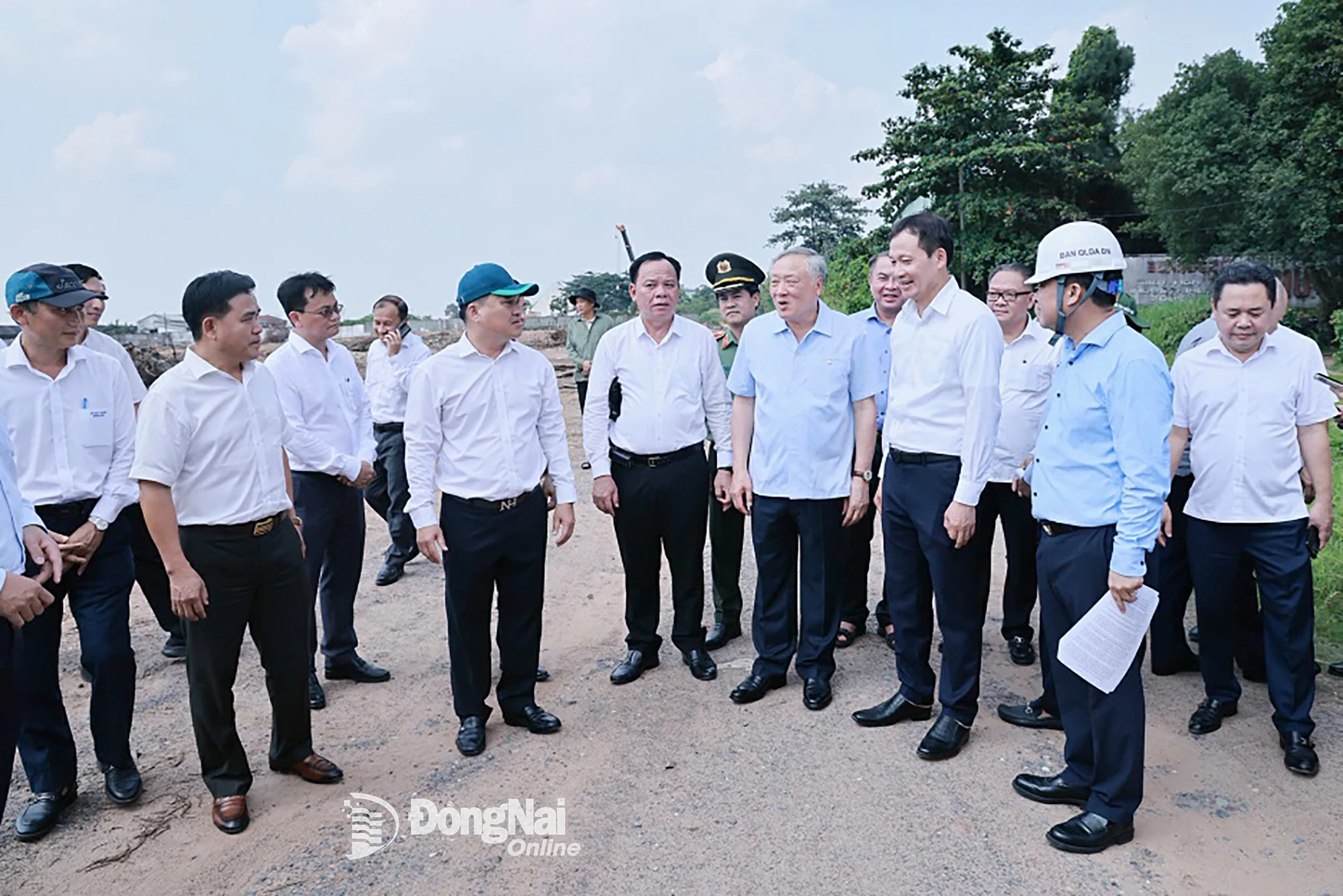 Ủy viên Bộ Chính trị, Phó Thủ tướng Thường trực Chính phủ Nguyễn Hòa Bình trao đổi với lãnh đạo tỉnh Đồng Nai tại khu vực thực hiện Đề án Chuyển đổi Khu công nghiệp Biên Hòa 1 thành Khu đô thị - thương mại - dịch vụ và cải thiện môi trường. Ảnh: Công Nghĩa
