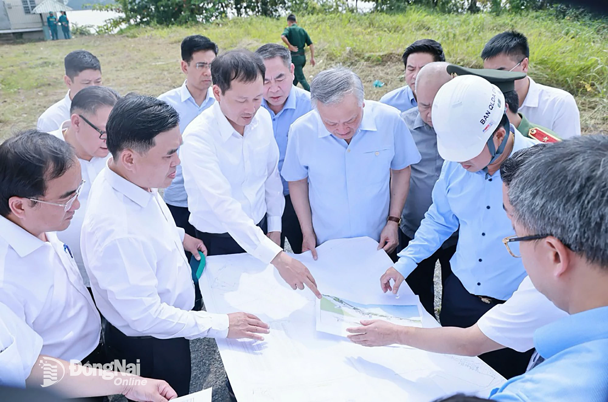 Đồng chí Vũ Hồng Văn, Bí thư Tỉnh ủy, Trưởng đoàn Đại biểu Quốc hội tỉnh Đồng Nai báo cáo về Dự án Cải tạo cảnh quan và phát triển đô thị ven sông Đồng Nai. Ảnh: Công Nghĩa