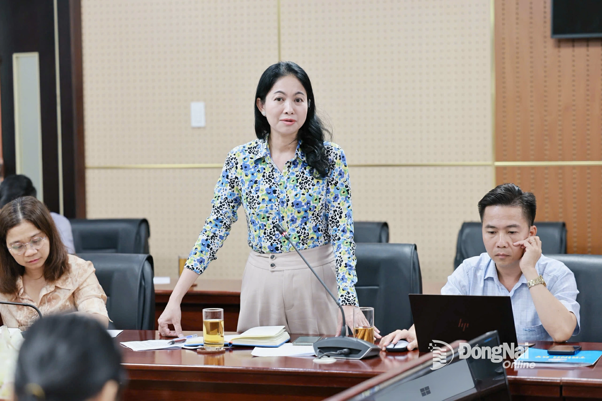 Phó Chủ tịch UBND phường Tam Hiệp Lưu Thị Hằng báo cáo về tình hình trường lớp chuẩn bị cho năm học mới. Ảnh: Công Nghĩa