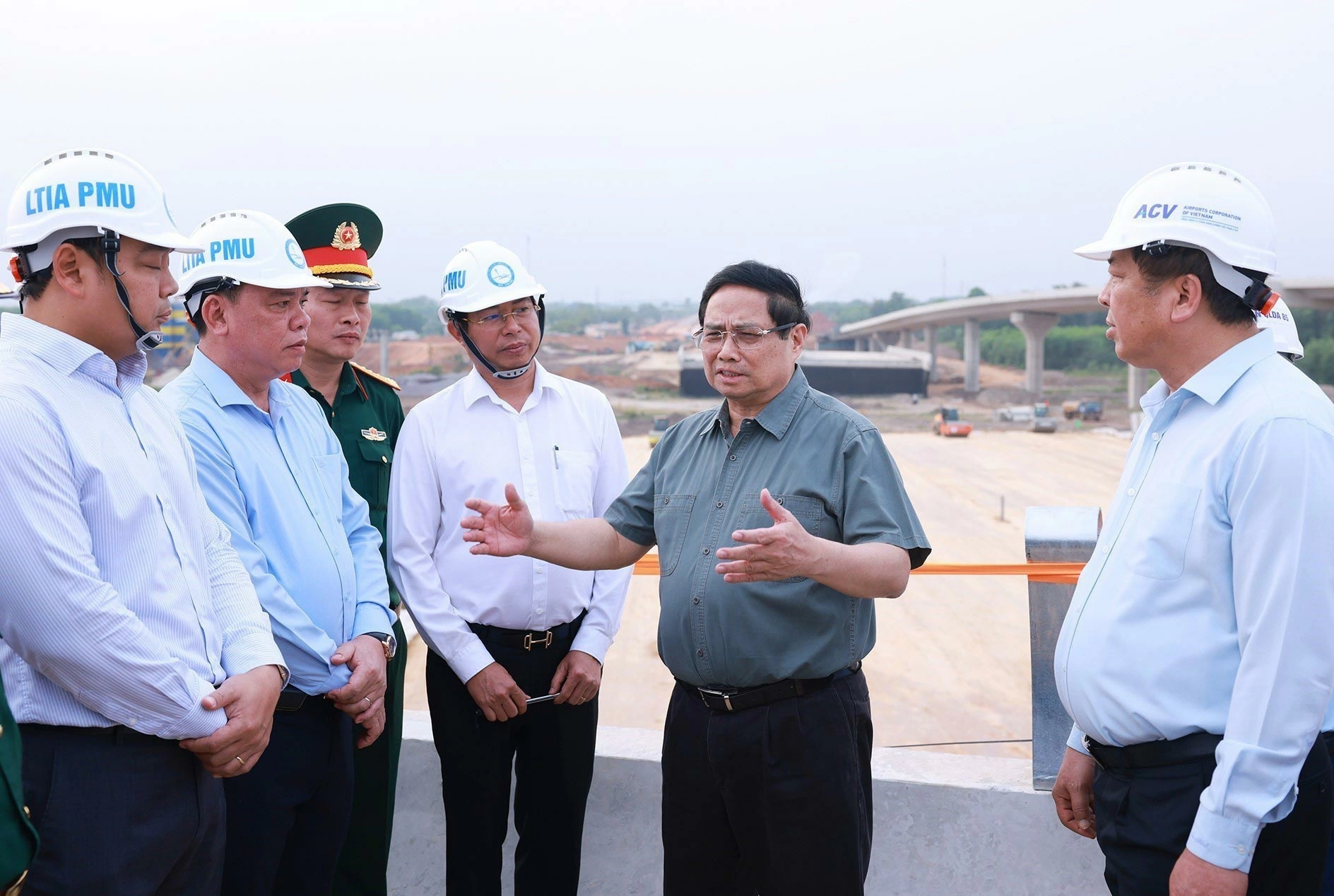 Thủ tướng Chính phủ Phạm Minh Chính kiểm tra tiến độ thi công đường kết nối Cảng hàng không quốc tế Long Thành với giao thông khu vực. Ảnh: TTXVN