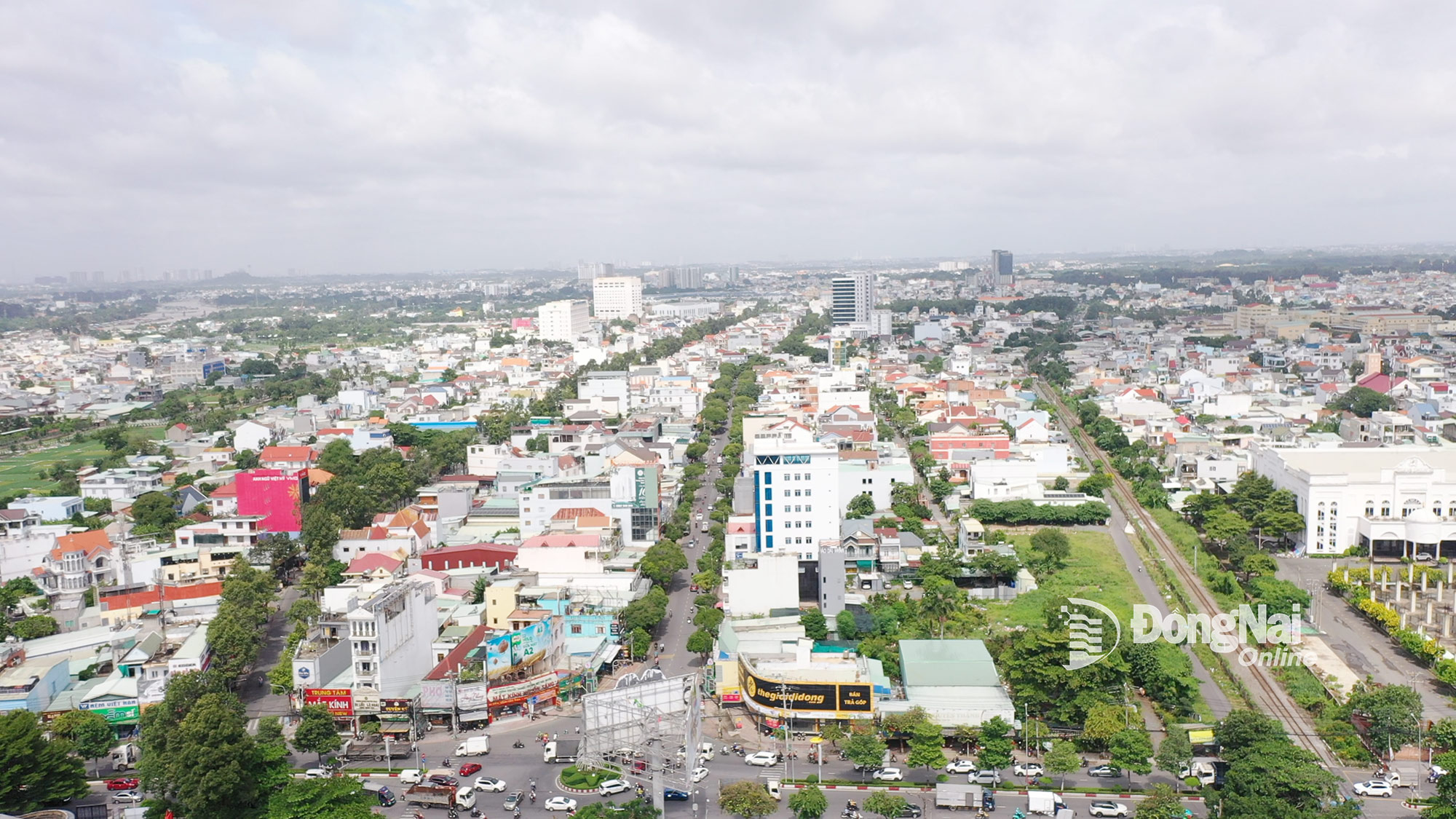 6 tháng đầu năm, tốc độ tăng trưởng kinh tế (GRDP) của tỉnh đạt 8,34%. Trong ảnh: Một góc khu trung tâm tỉnh Đồng Nai hiện nay. Ảnh: Đặng Hùng