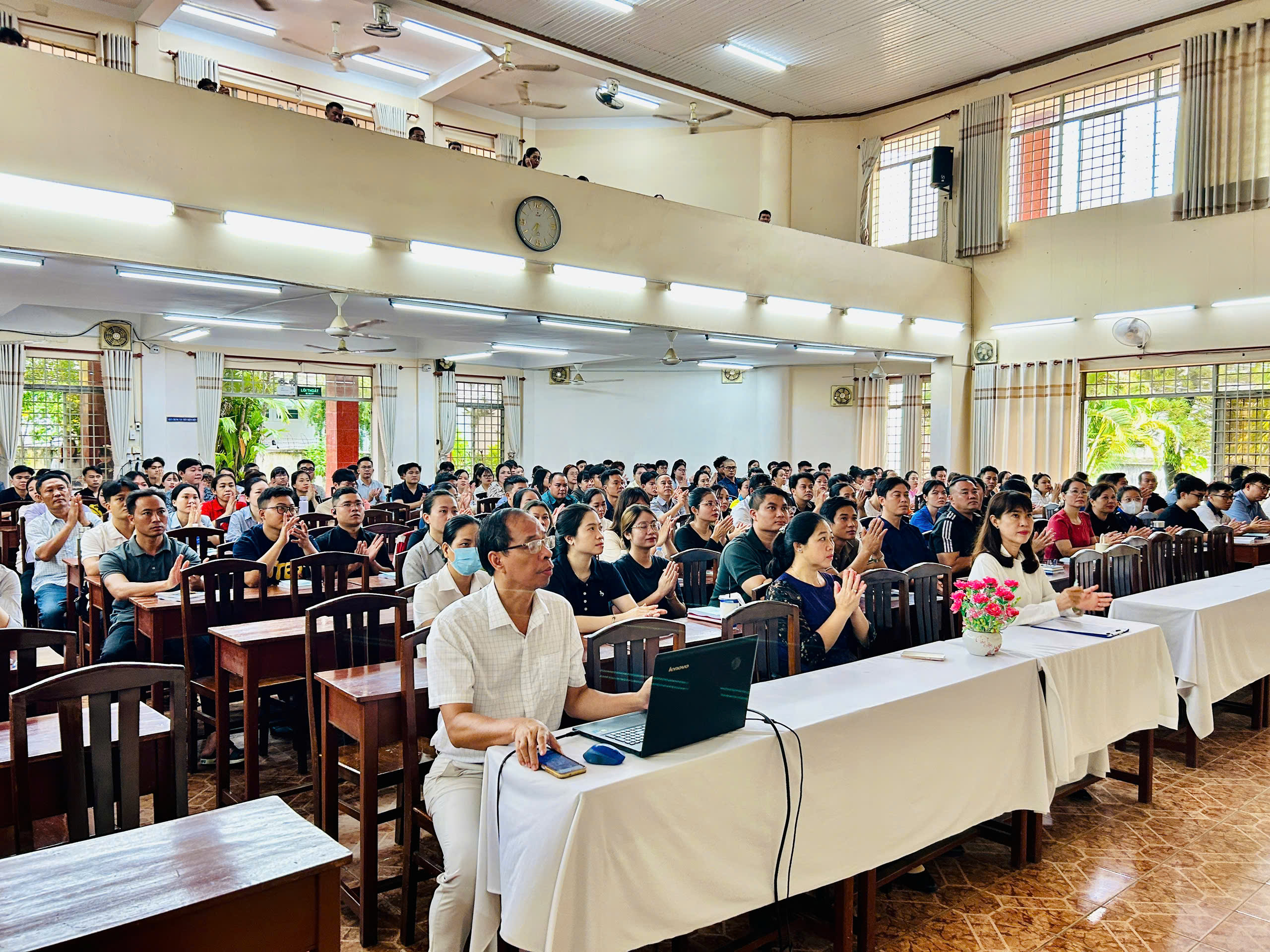 Giám đốc Trung tâm chính trị Trấn Biên Bà Phạm Thị Nguyệt Thu tham dự tại lễ khai giảng.