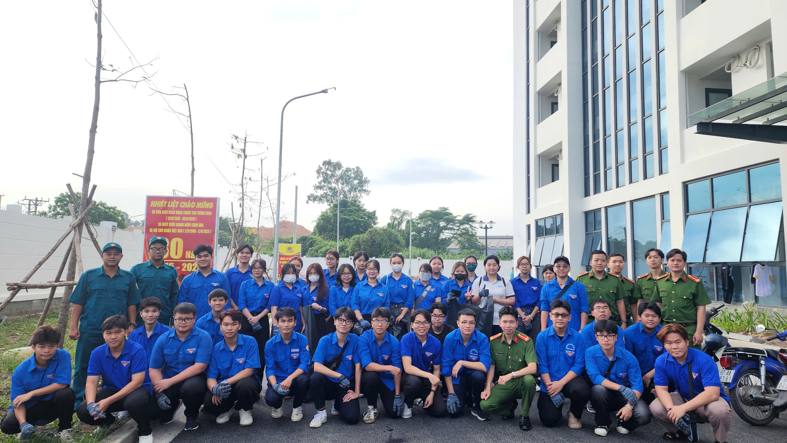  Đoàn Thanh niên phường phối hợp cùng Công an, Dân quân và đông đảo đoàn viên, thanh niên tổ chức ra quân dọn vệ sinh môi trường, phát quang cây cỏ, thu gom rác thải, chỉnh trang cảnh quan.