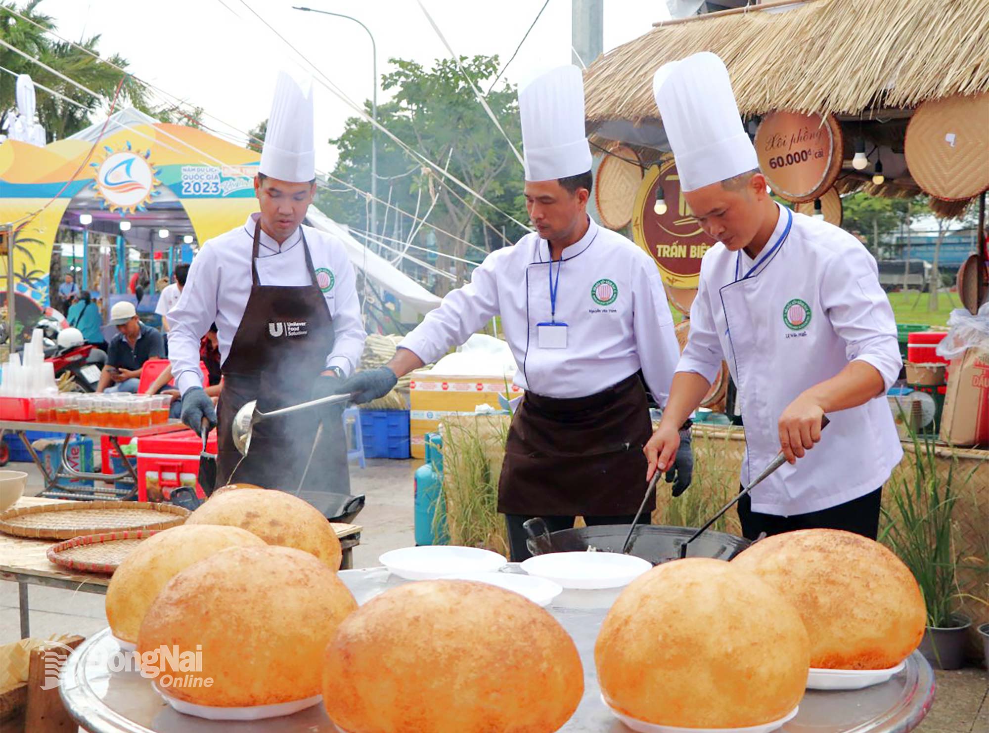 Đầu bếp bánh dân gian Đồng Nai tại sự kiện Ngày hội Ẩm thực Đồng Nai năm 2024. Ảnh: Ngọc Liên