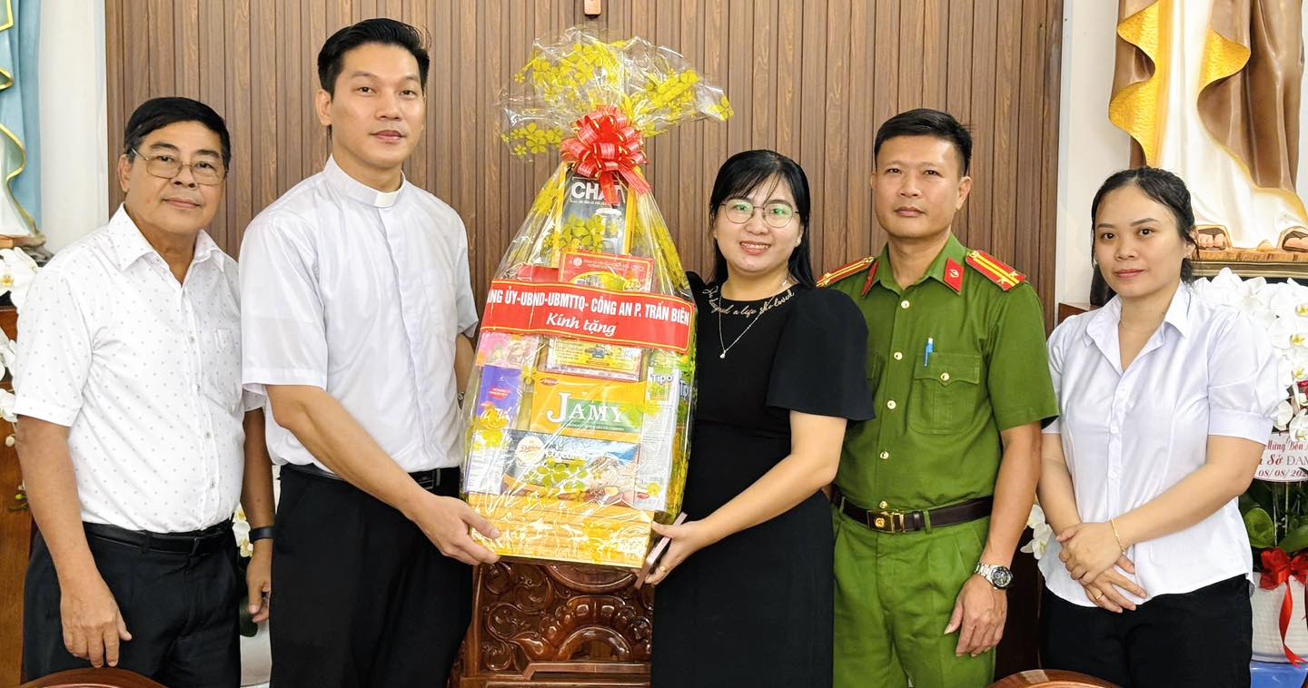 Ủy Ban Mặt Trận Tổ Quốc Việt Nam Phường Trấn Biên thăm, tặng quà các cơ sở tôn giáo