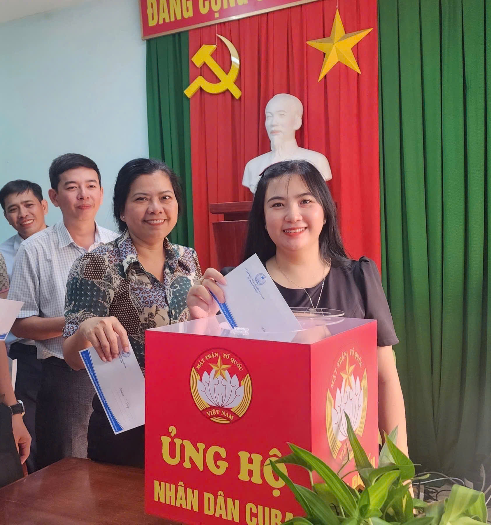 Tập thể cơ quan UBMTTQVN phường tham gia ủng hộ nhân dân Cuba tại chương trình