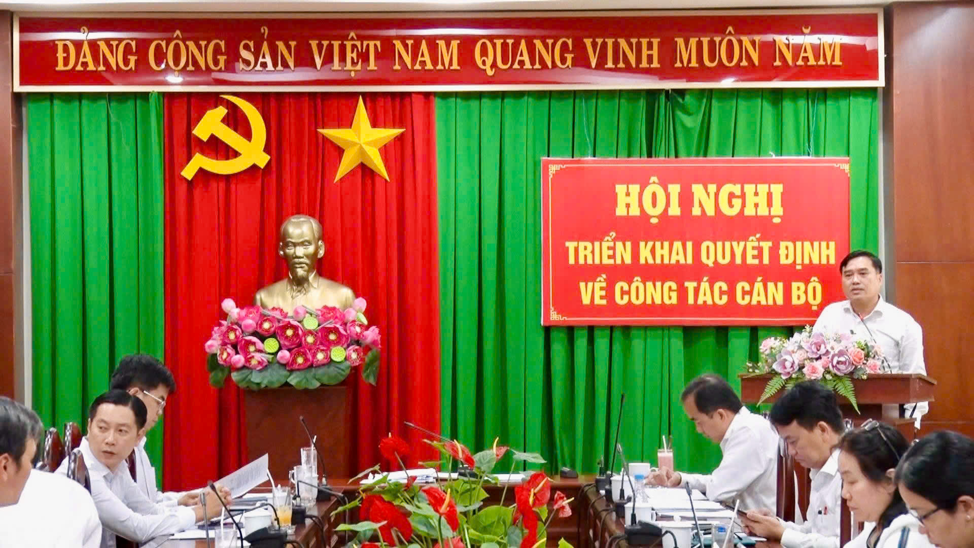 Ủy viên Ban Thường vụ Đảng ủy, Bí thư Đảng ủy phường Trấn Biên Hồ Văn Nam phát biểu tại buổi lễ.