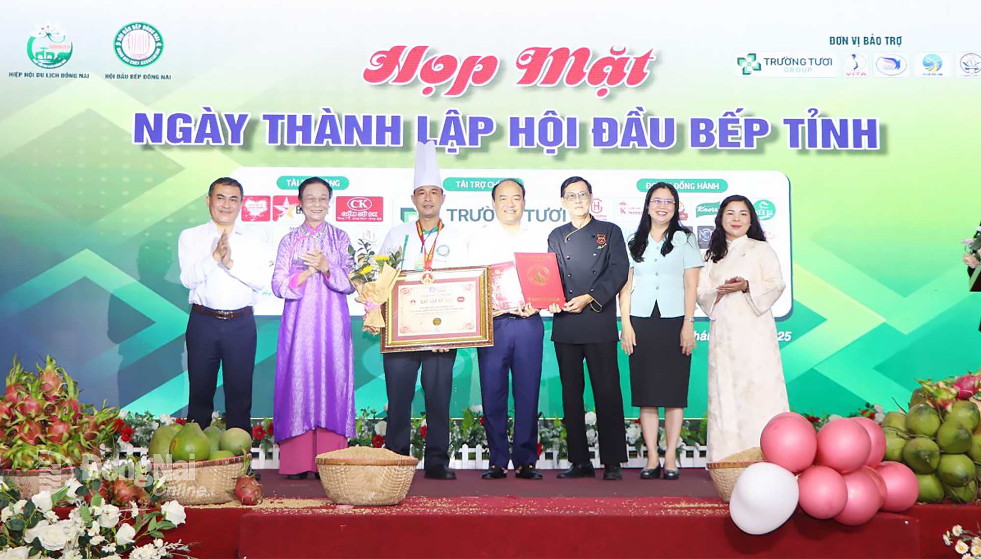 Ủy viên Ban Thường vụ Tỉnh ủy, Phó Chủ tịch UBND tỉnh Đồng Nai Lê Trường Sơn cùng Tổ chức Kỷ lục Việt Nam trao Kỷ lục xôi chiên phồng hạt điều lớn nhất Việt Nam cho Chi hội Đầu bếp tỉnh Đồng Nai. Ảnh: Ngọc Liên