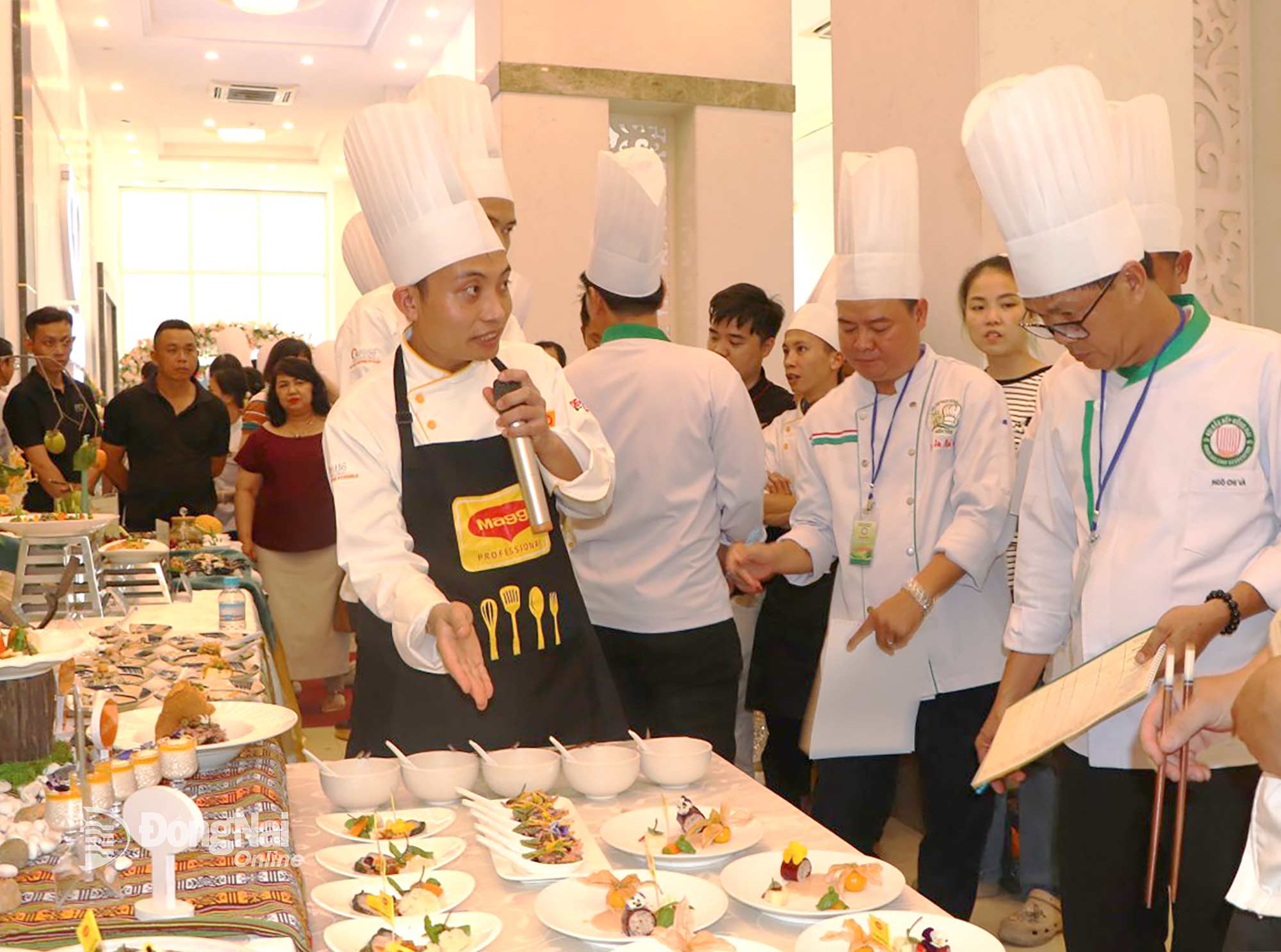 Các đầu bếp tham gia cuộc thi nấu ăn tại Ngày hội Ẩm thực Đồng Nai 2025. Ảnh: Ngọc Liên