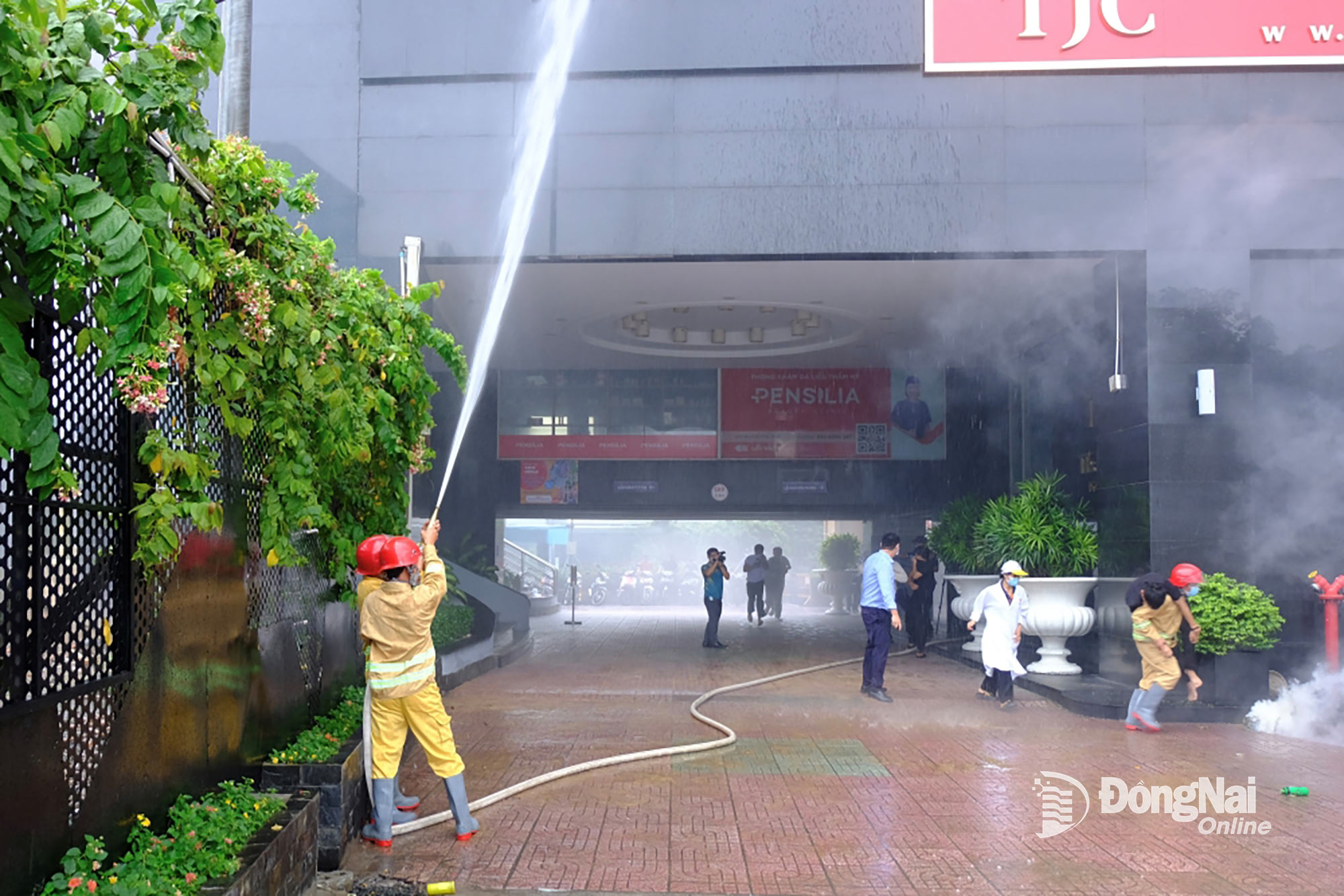 Đội PCCC cơ sở của tòa nhà The Pegasus Plaza triển khai kéo vòi nước chữa cháy ban đầu. Ảnh: Đăng Tùng