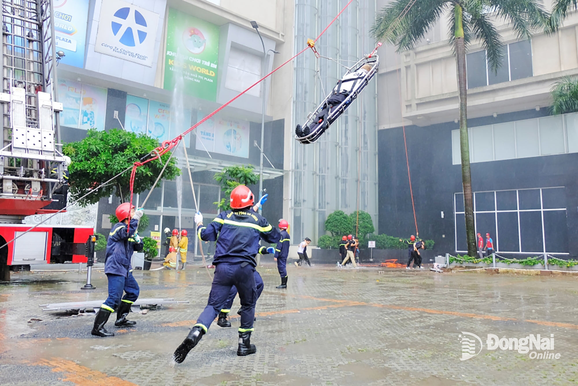 Lực lượng Cảnh sát PCCC triển khai “cầu dây nghiêng” để cứu nạn nhân bị thương từ trên lầu cao xuống. Ảnh: Đăng Tùng