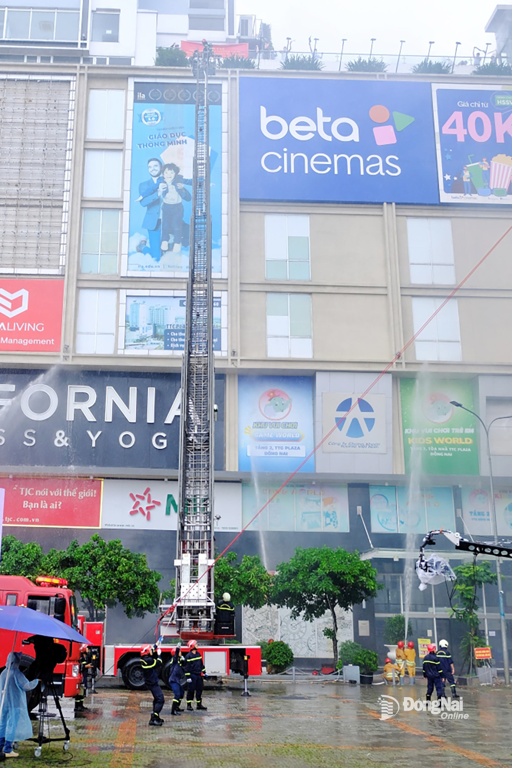 Lực lượng cứu nạn, cứu hộ dùng xe thang 52m đưa nạn nhân ra khỏi hiện trường giả định vụ cháy. Ảnh: Đăng Tùng