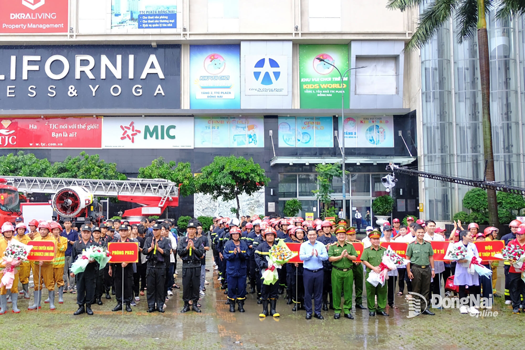 Tỉnh ủy viên, Phó Chủ tịch UBND tỉnh Đồng Nai Hồ Văn Hà cùng lãnh đạo Công an tỉnh Đồng Nai tặng hoa cho các lực lượng tham gia diễn tập. Ảnh: Đăng Tùng