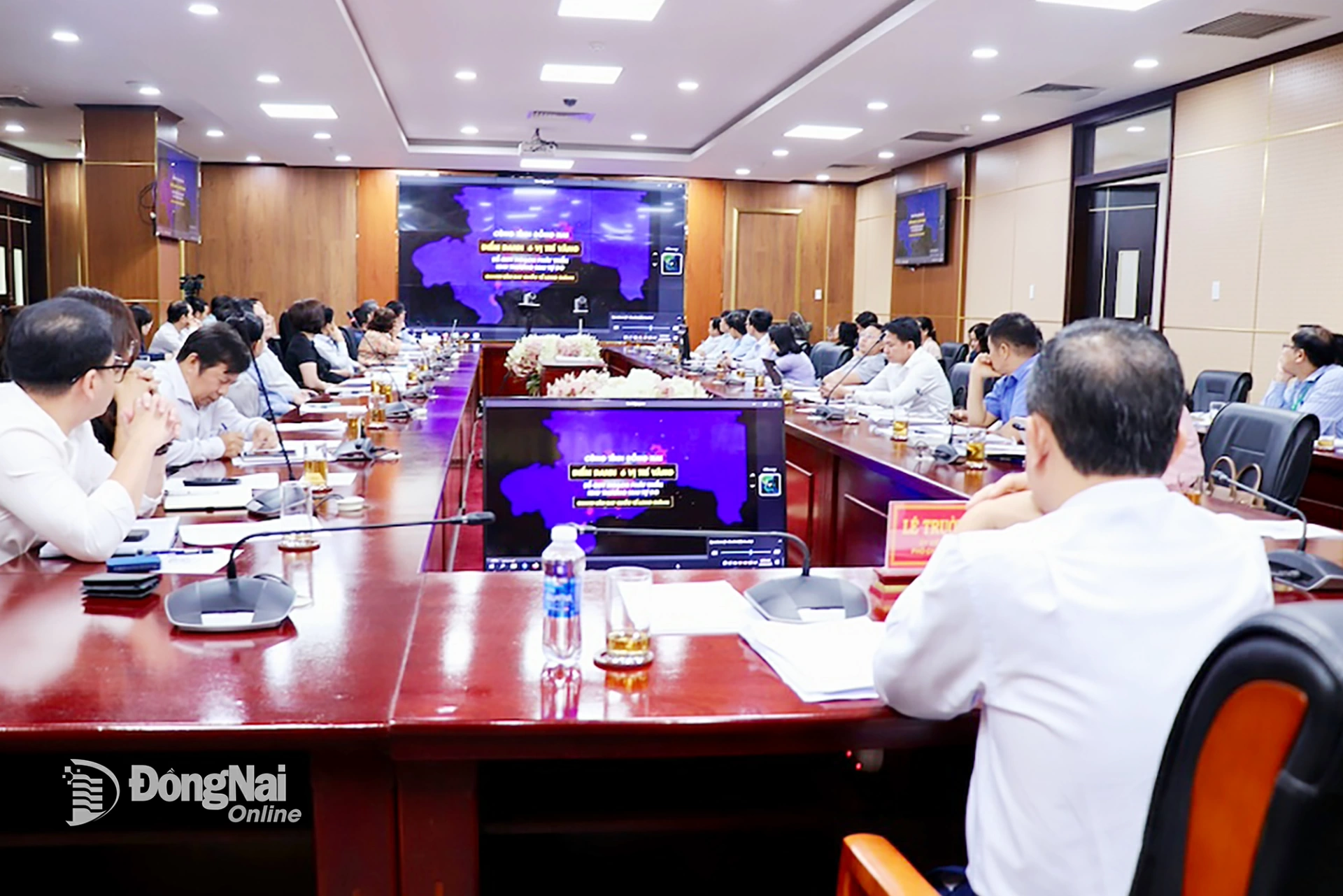 Các đại biểu xem giới thiệu về đề xuất xây dựng Khu thương mại tự do tại Đồng Nai, cho thấy nhu cầu nguồn nhân lực vùng phụ cận Cảng hàng không quốc tế Long Thành là rất lớn. Ảnh: Hải Yến