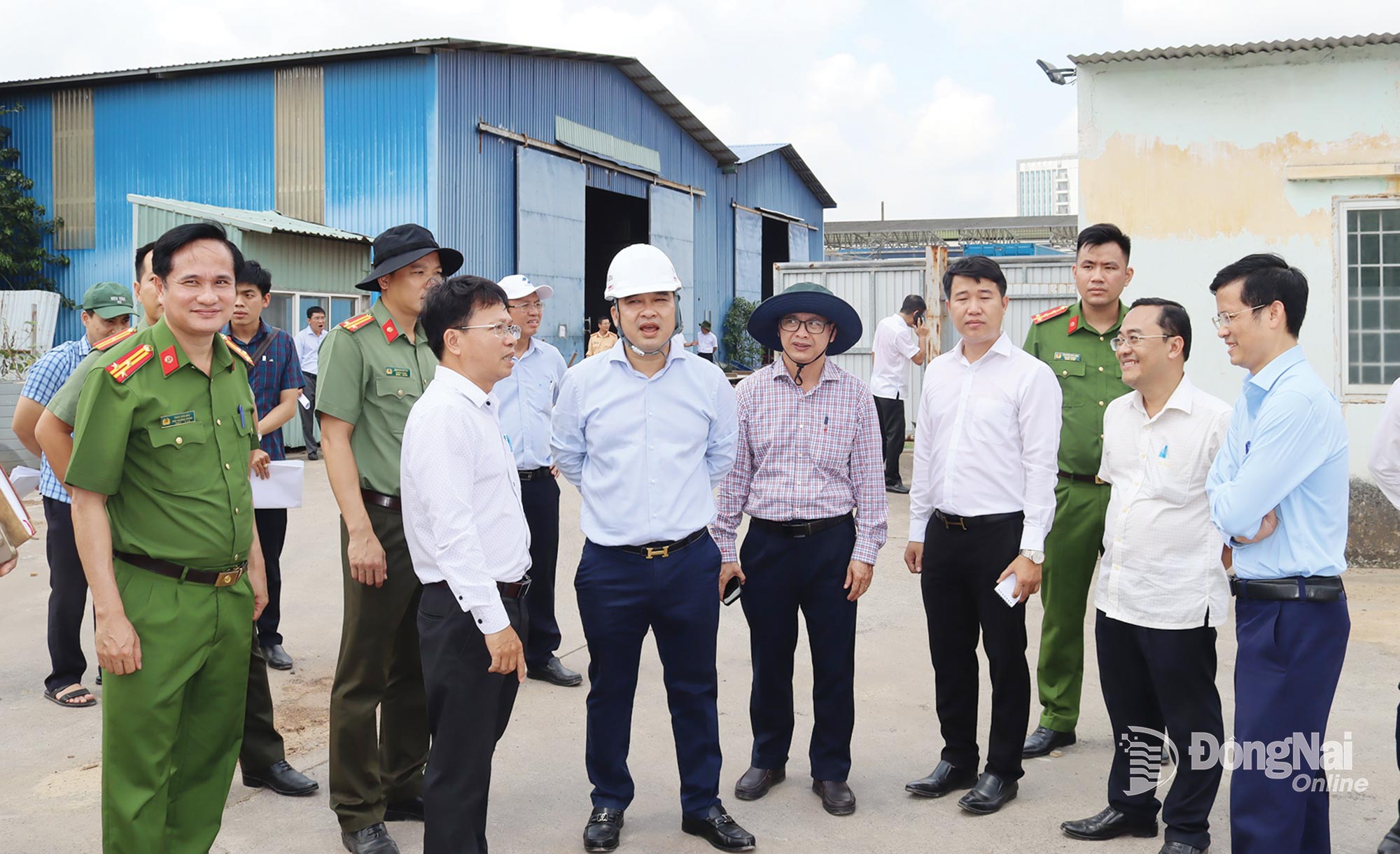 Lãnh đạo UBND tỉnh kiểm tra việc di dời của doanh nghiệp trong Khu công nghiệp Biên Hòa 1. Ảnh: Hoàng Lộc