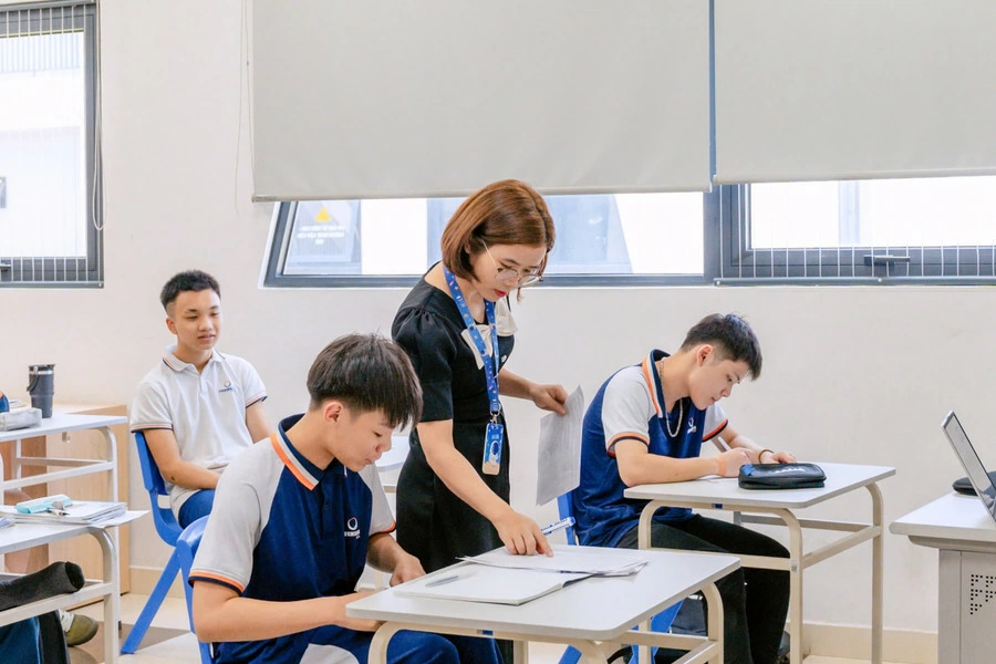 Cô và học trò trong giờ Tiếng Anh.