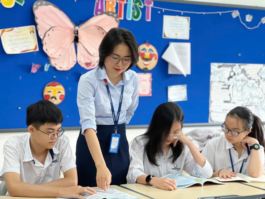 Cô Phạm Thị Ngọc Lan và học sinh Trường THCS&THPT Phenikaa trong giờ Địa lí.