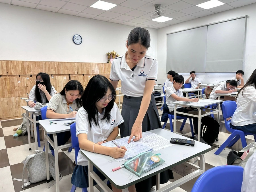 Cô hướng dẫn học sinh trong giờ Toán.