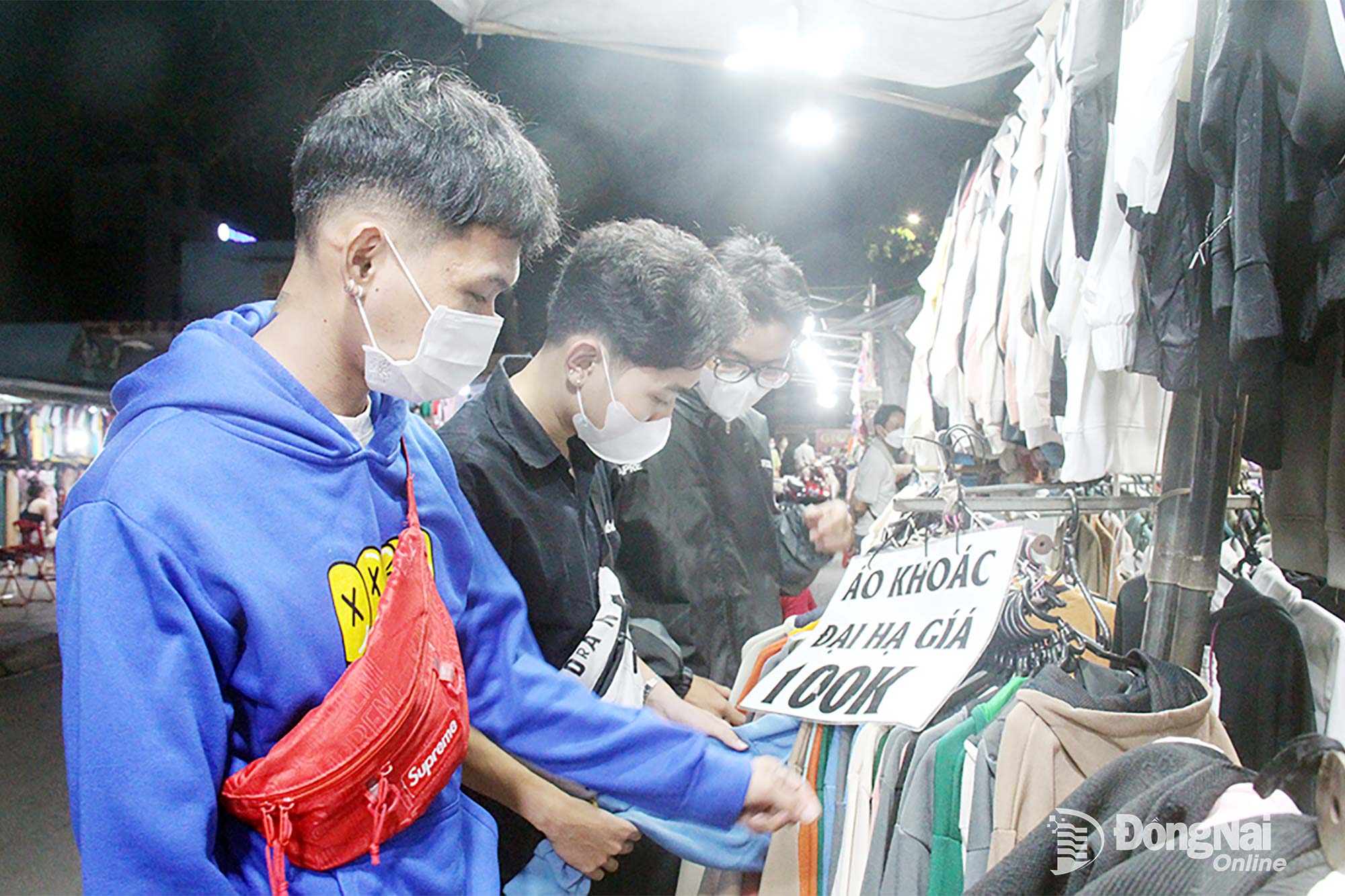 Người dân mua sắm các sản phẩm thời trang tại chợ đêm Biên Hùng, phường Trấn Biên. Ảnh tư liệu