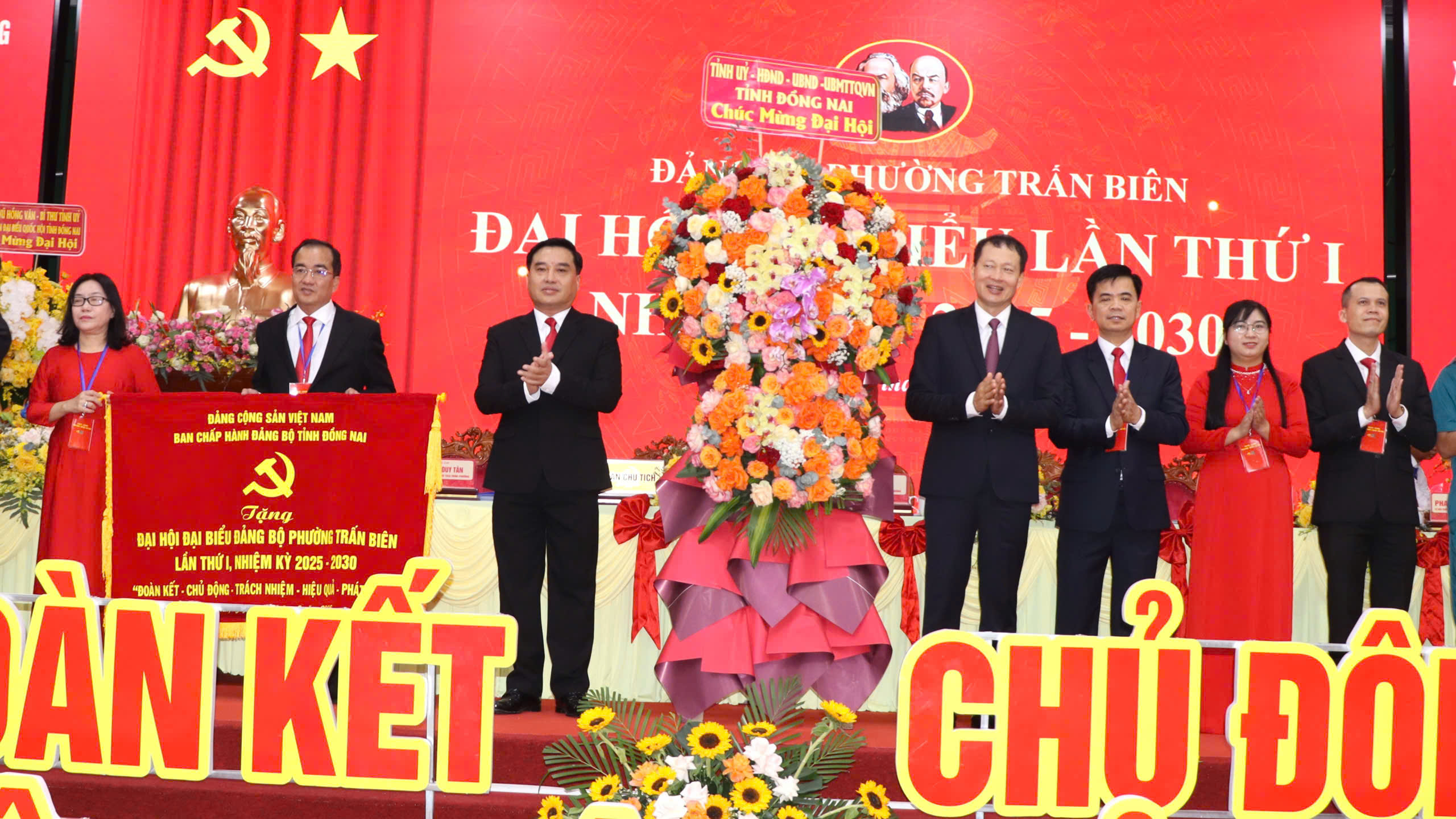 Bí thư Tỉnh ủy Đồng Nai Vũ Hồng Văn tặng hoa và bức trướng tại tại Đại hội