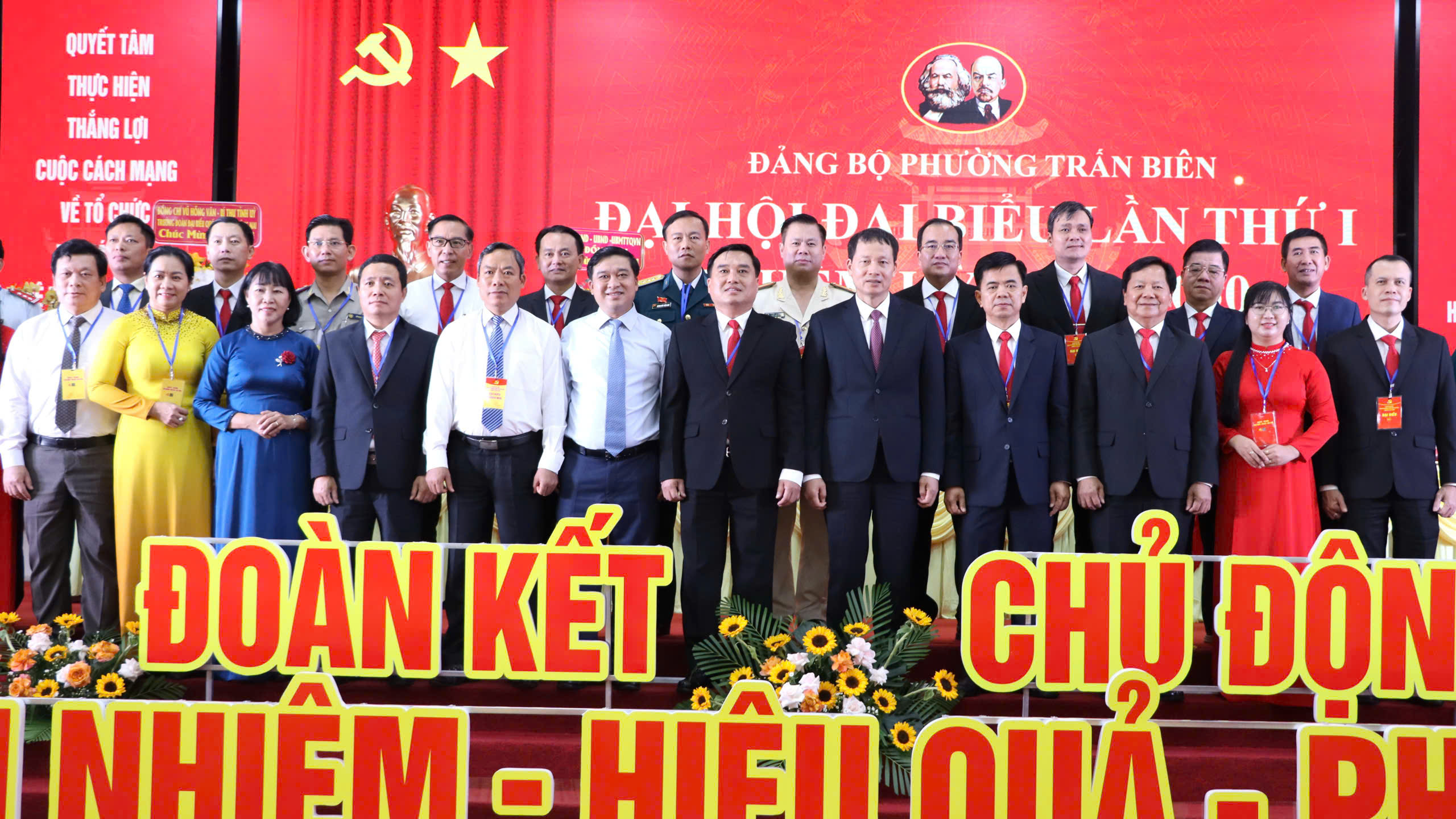 Các đại biểu chụp hình lưu niệm tại Đại hội