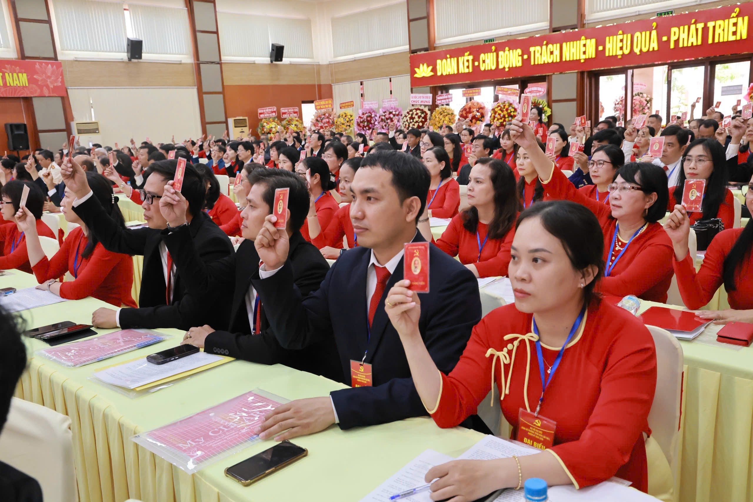 Các đại biểu dự Đại hội biểu quyết thông qua Nghị quyết của Đại hội