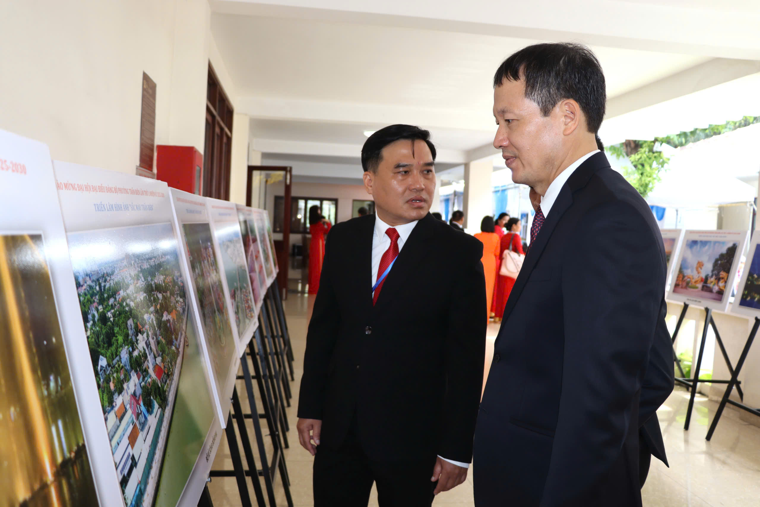 Bí thư Tỉnh ủy Đồng Nai Vũ Hồng Văn và Bí thư Đảng ủy phường Trấn Biên Hồ Văn Nam tham quan khu triển lãm hình ảnh tại Đại hội