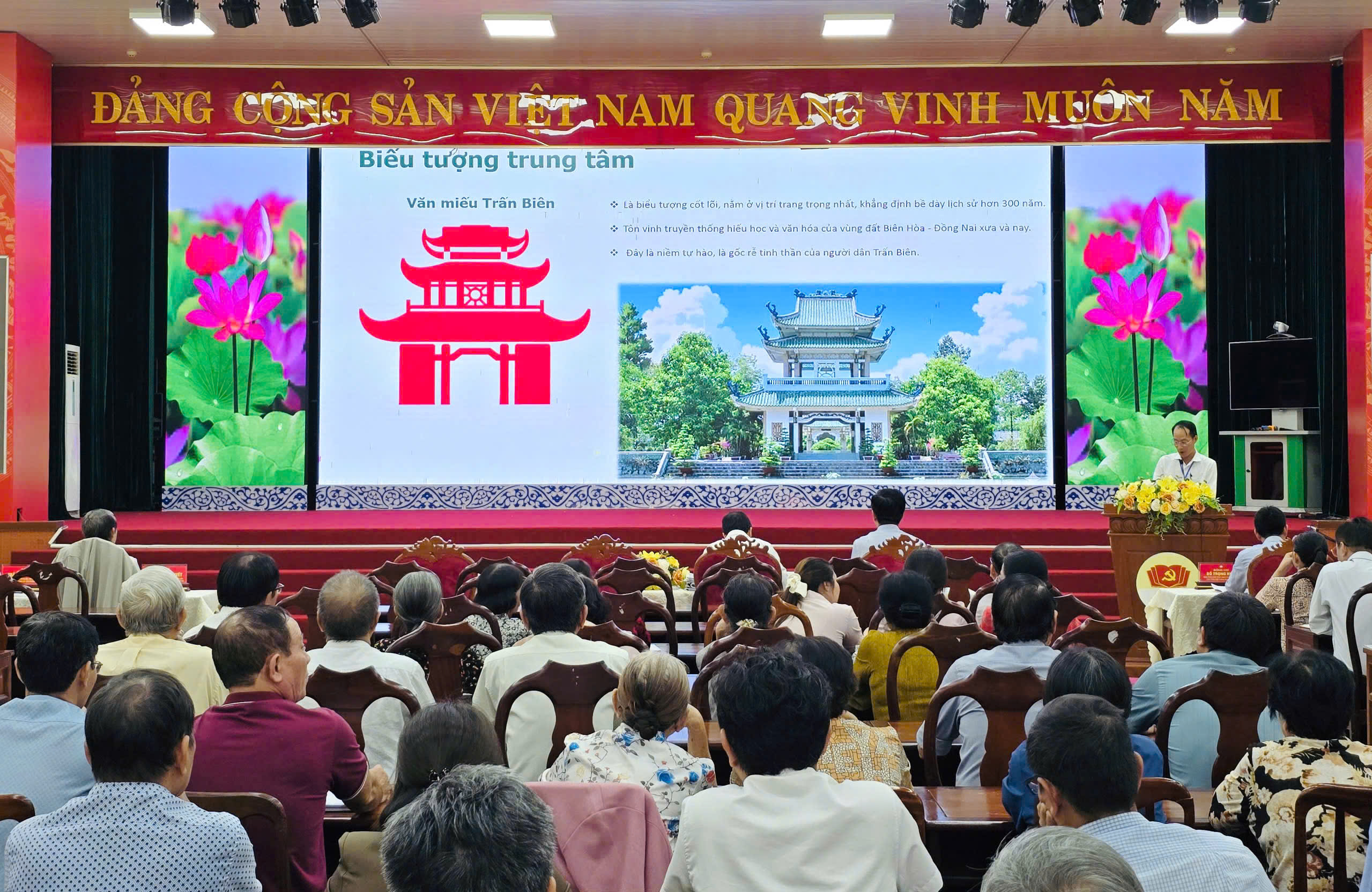 Đại diện cơ quan soạn thảo trình bày về nội dung biểu trưng