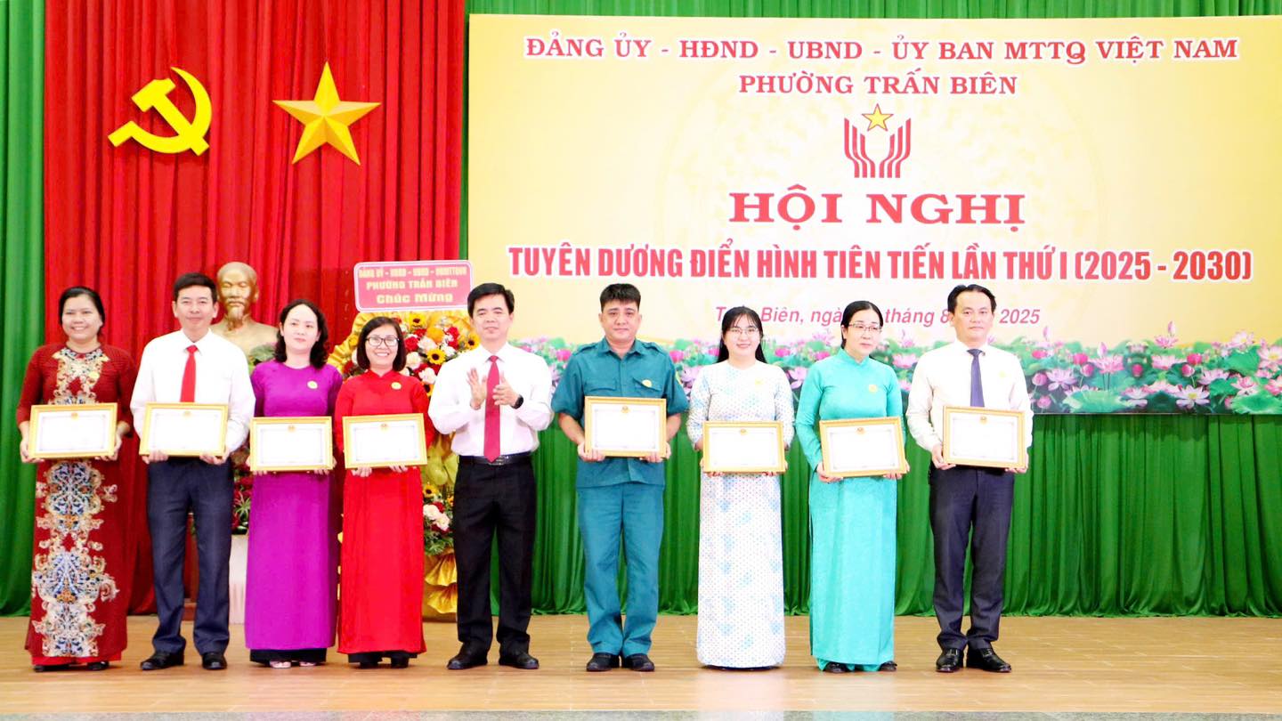 Đ/c Lâm Tấn Khải - Phó Bí thư Thường trực Đảng uỷ trao giấy khen cho các tập thể